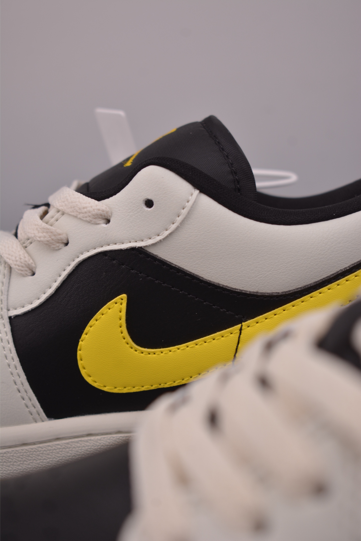 180 Air Jordan 1 Low 白黑黄 AJ1乔1低帮休闲板鞋 553558-011-Chinese UA Cheap High Quatity Brand Clothes Bags handbags Sneakers wholesale wholesaler seller from China Factory suppliers Fashion Clothing Shoes best Quality Beautiful Price 180 Air Jordan 1 Low 白黑黄 AJ1乔1低帮休闲板鞋 553558-011