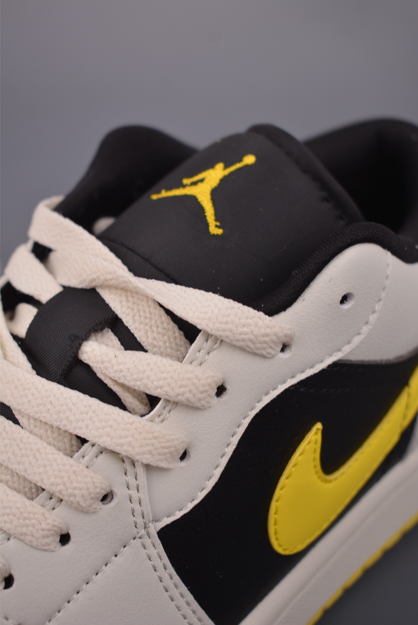 180 Air Jordan 1 Low 白黑黄 AJ1乔1低帮休闲板鞋 553558-011-Chinese UA Cheap High Quatity Brand Clothes Bags handbags Sneakers wholesale wholesaler seller from China Factory suppliers Fashion Clothing Shoes best Quality Beautiful Price 180 Air Jordan 1 Low 白黑黄 AJ1乔1低帮休闲板鞋 553558-011