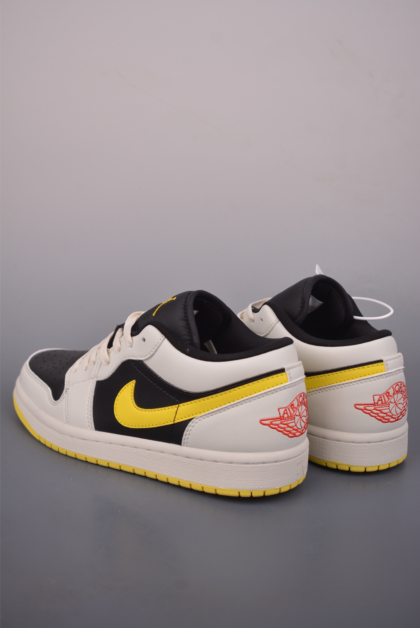 180 Air Jordan 1 Low 白黑黄 AJ1乔1低帮休闲板鞋 553558-011-Chinese UA Cheap High Quatity Brand Clothes Bags handbags Sneakers wholesale wholesaler seller from China Factory suppliers Fashion Clothing Shoes best Quality Beautiful Price 180 Air Jordan 1 Low 白黑黄 AJ1乔1低帮休闲板鞋 553558-011