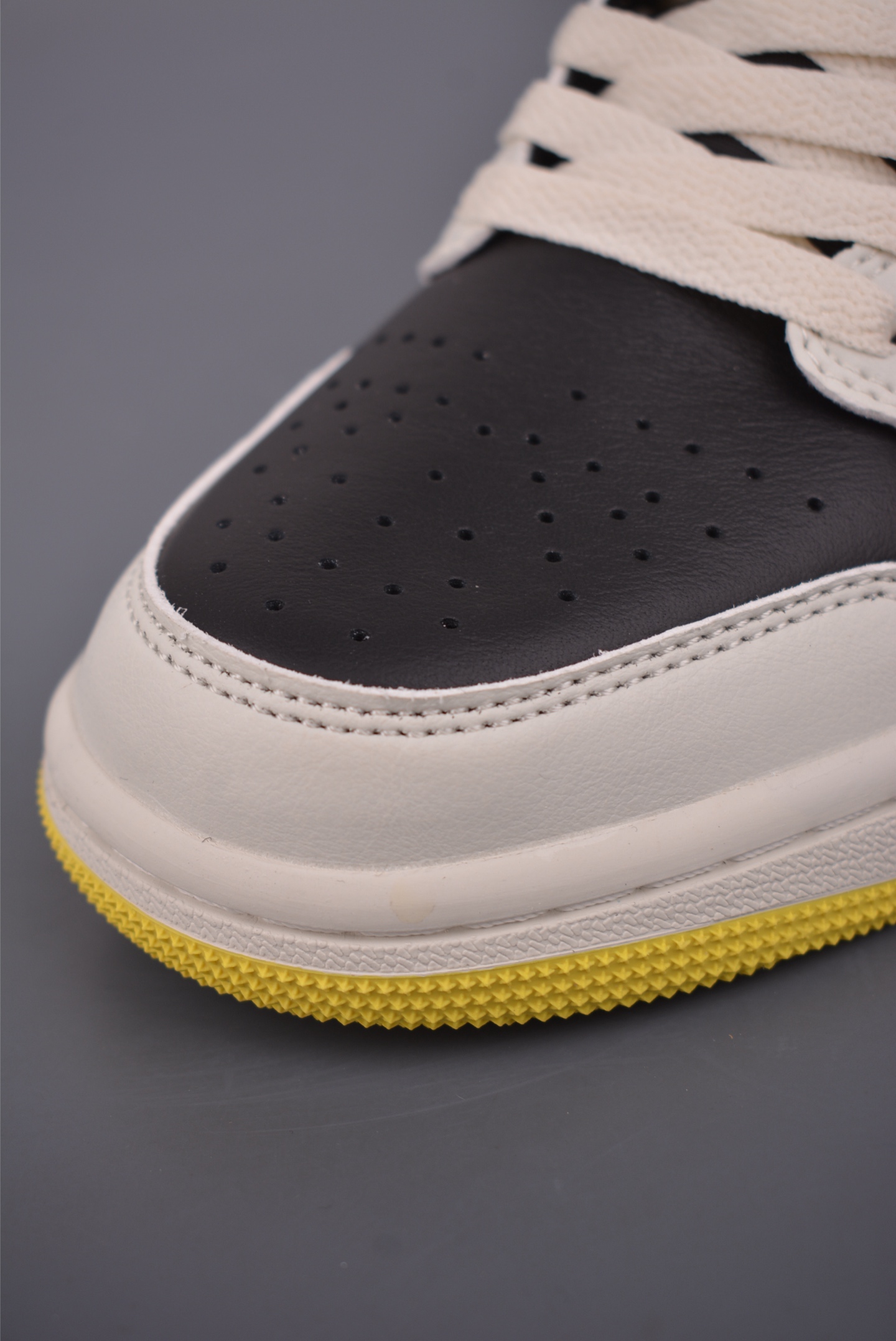 180 Air Jordan 1 Low 白黑黄 AJ1乔1低帮休闲板鞋 553558-011-Chinese UA Cheap High Quatity Brand Clothes Bags handbags Sneakers wholesale wholesaler seller from China Factory suppliers Fashion Clothing Shoes best Quality Beautiful Price 180 Air Jordan 1 Low 白黑黄 AJ1乔1低帮休闲板鞋 553558-011