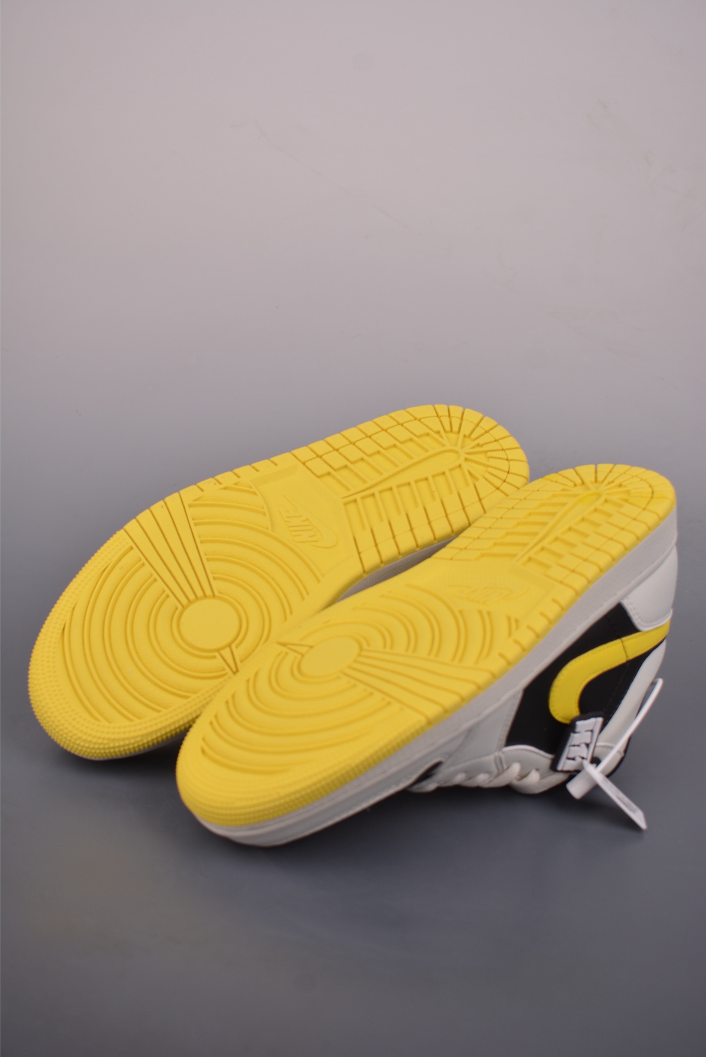 180 Air Jordan 1 Low 白黑黄 AJ1乔1低帮休闲板鞋 553558-011-Chinese UA Cheap High Quatity Brand Clothes Bags handbags Sneakers wholesale wholesaler seller from China Factory suppliers Fashion Clothing Shoes best Quality Beautiful Price 180 Air Jordan 1 Low 白黑黄 AJ1乔1低帮休闲板鞋 553558-011