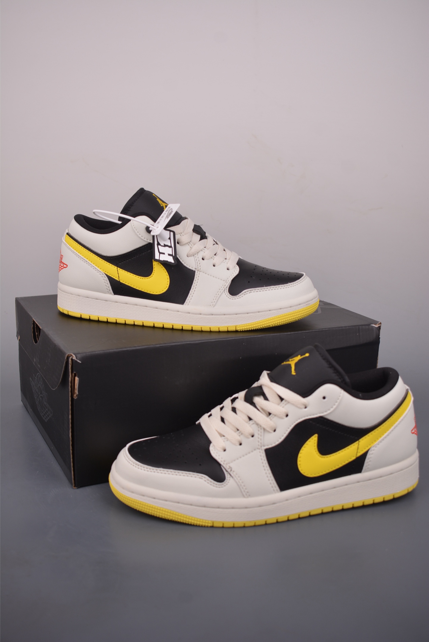 180 Air Jordan 1 Low 白黑黄 AJ1乔1低帮休闲板鞋 553558-011-Chinese UA Cheap High Quatity Brand Clothes Bags handbags Sneakers wholesale wholesaler seller from China Factory suppliers Fashion Clothing Shoes best Quality Beautiful Price 180 Air Jordan 1 Low 白黑黄 AJ1乔1低帮休闲板鞋 553558-011