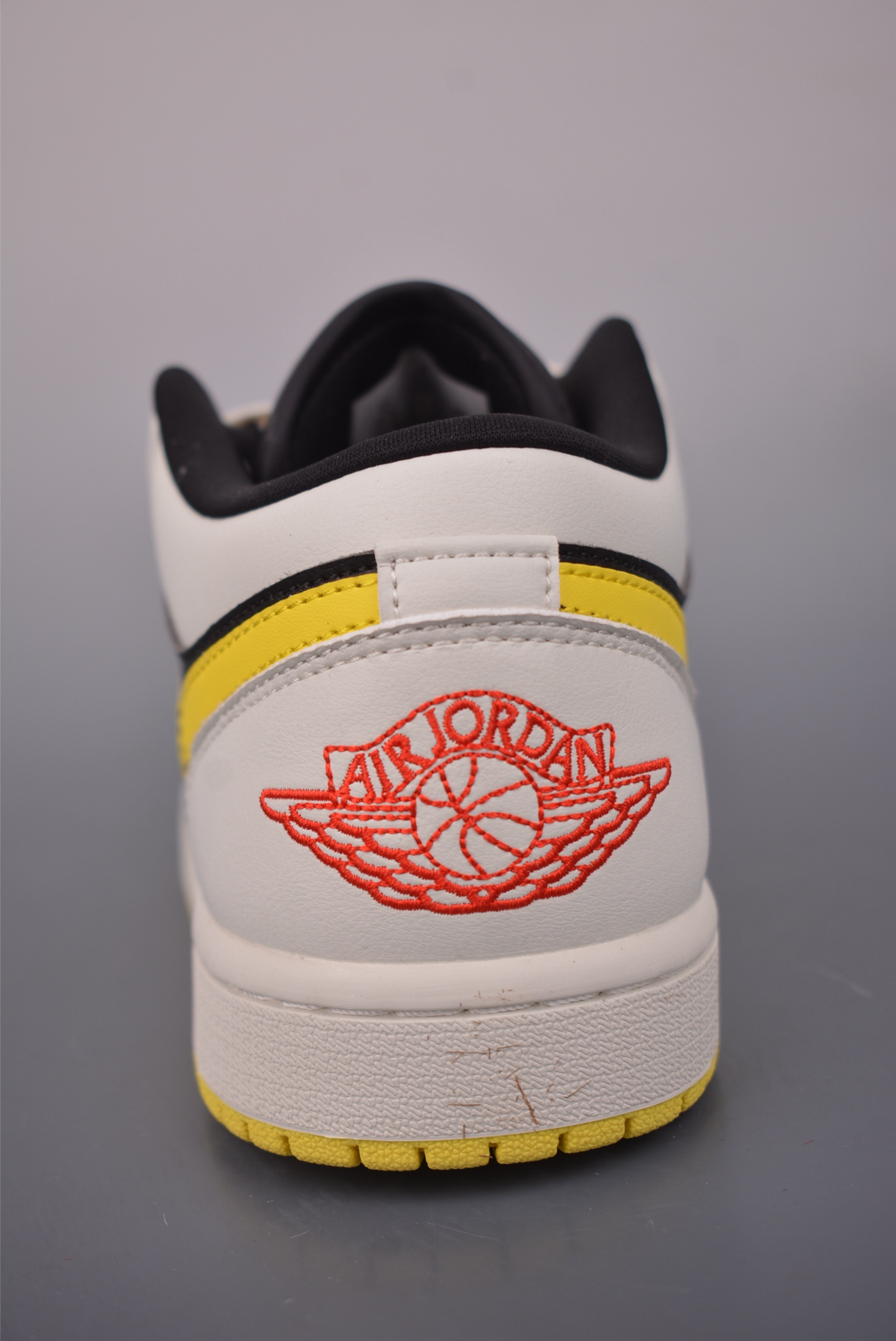 180 Air Jordan 1 Low 白黑黄 AJ1乔1低帮休闲板鞋 553558-011-Chinese UA Cheap High Quatity Brand Clothes Bags handbags Sneakers wholesale wholesaler seller from China Factory suppliers Fashion Clothing Shoes best Quality Beautiful Price 180 Air Jordan 1 Low 白黑黄 AJ1乔1低帮休闲板鞋 553558-011