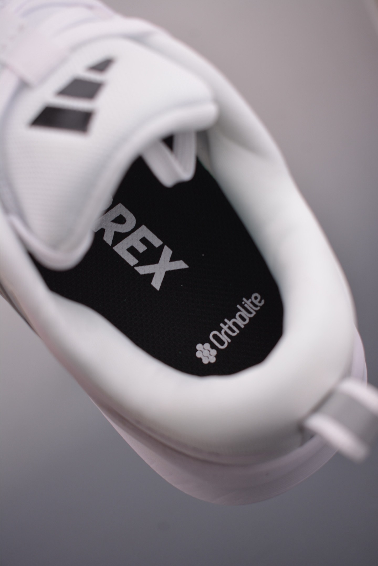 180 adidas TERREX FREEHIKER LT 硬核的薄底徒步鞋 D26886
