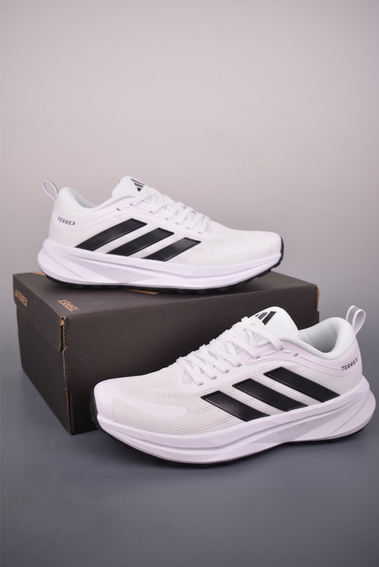 180 adidas TERREX FREEHIKER LT 硬核的薄底徒步鞋 D26886