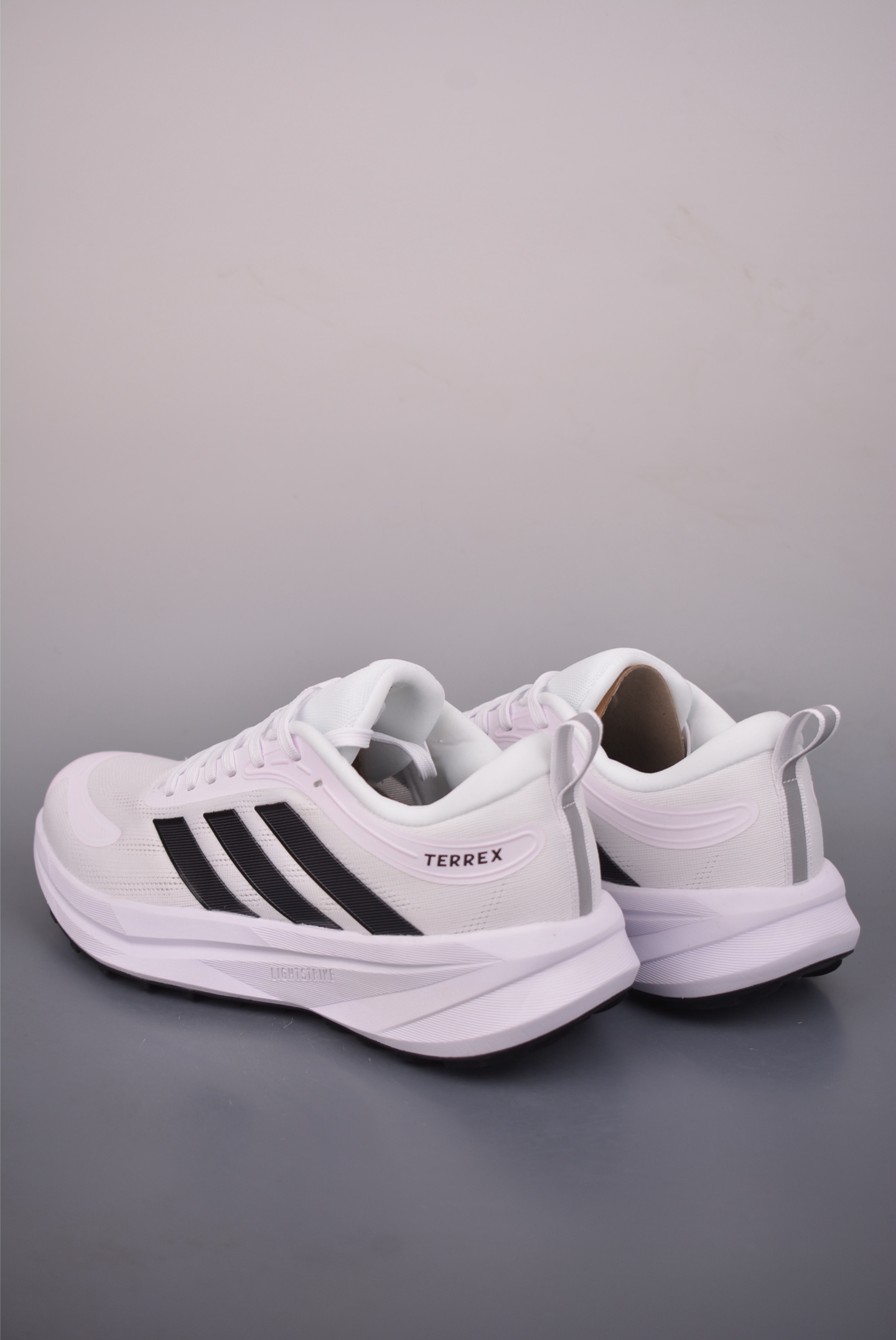 180 adidas TERREX FREEHIKER LT 硬核的薄底徒步鞋 D26886