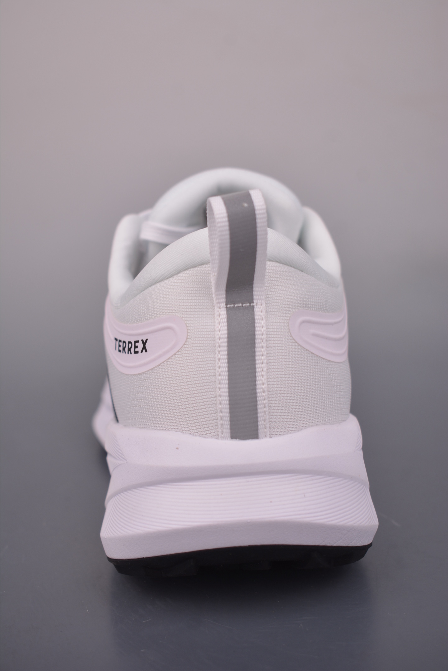 180 adidas TERREX FREEHIKER LT 硬核的薄底徒步鞋 D26886