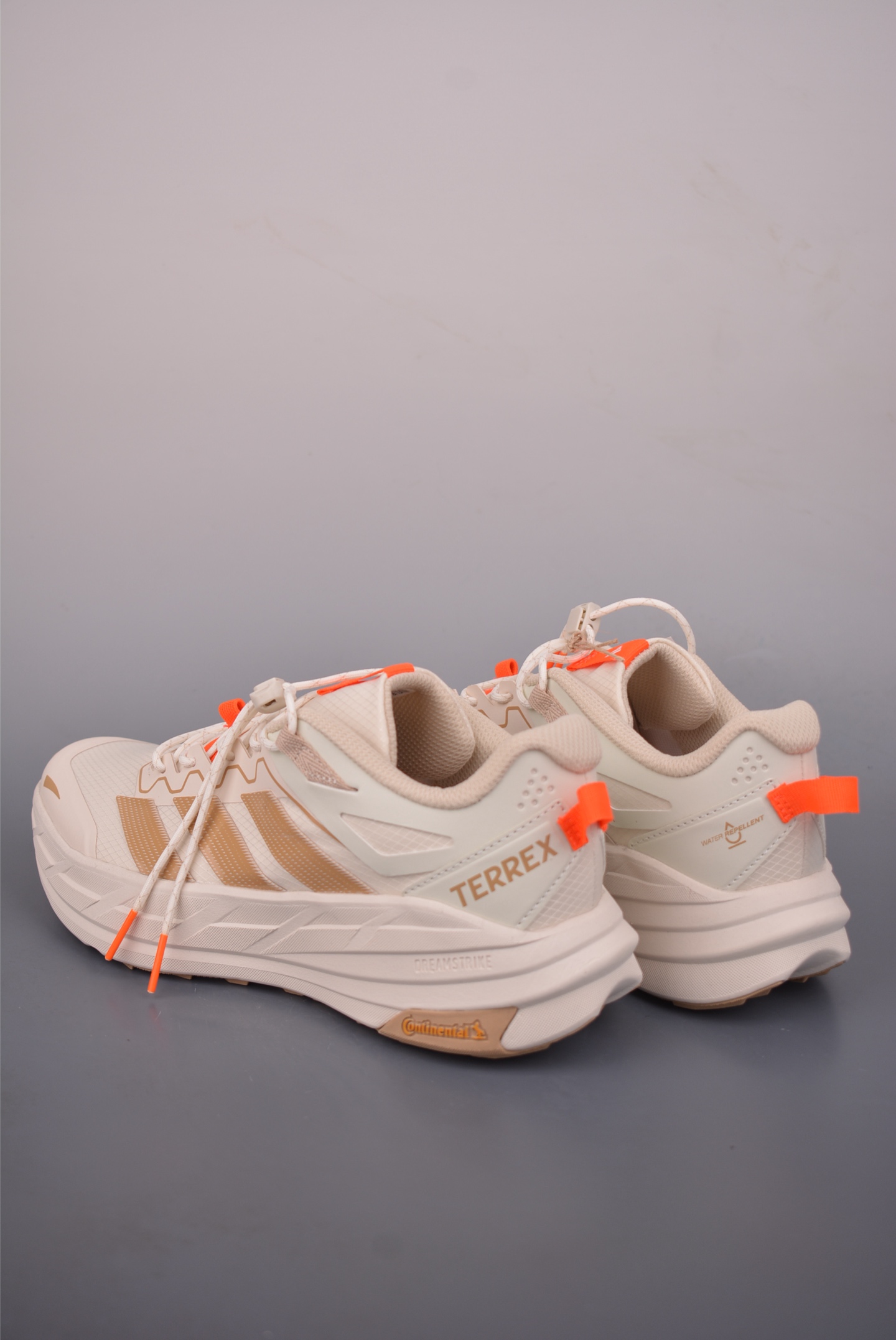 180 adidas TERREX FREEHIKER LT 硬核的薄底徒步鞋 KK4571