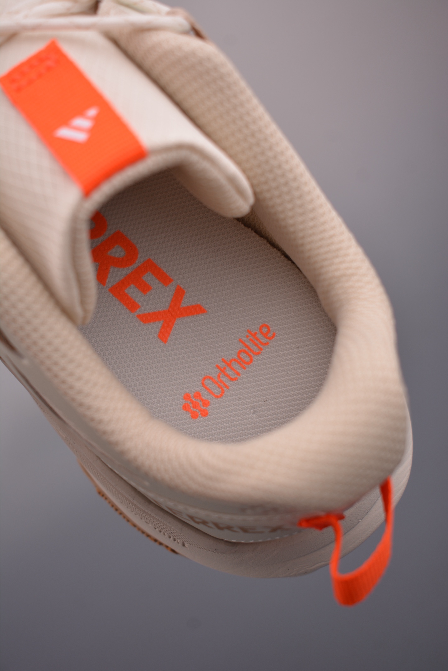 180 adidas TERREX FREEHIKER LT 硬核的薄底徒步鞋 KK4571