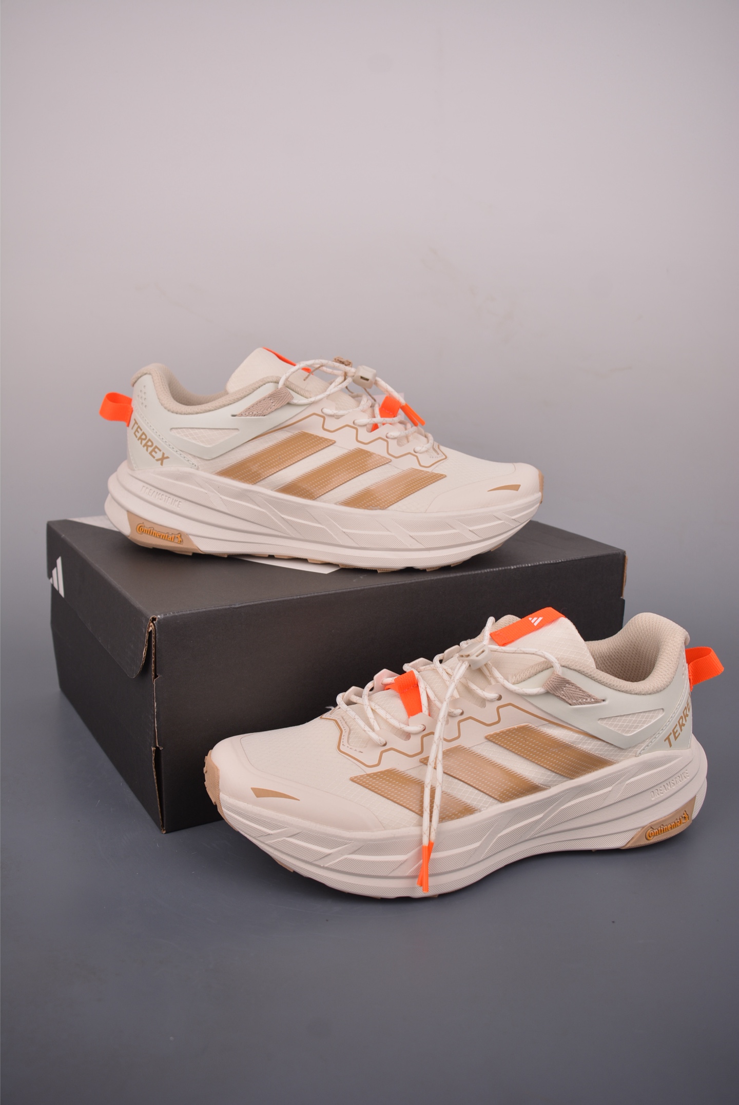 180 adidas TERREX FREEHIKER LT 硬核的薄底徒步鞋 KK4571