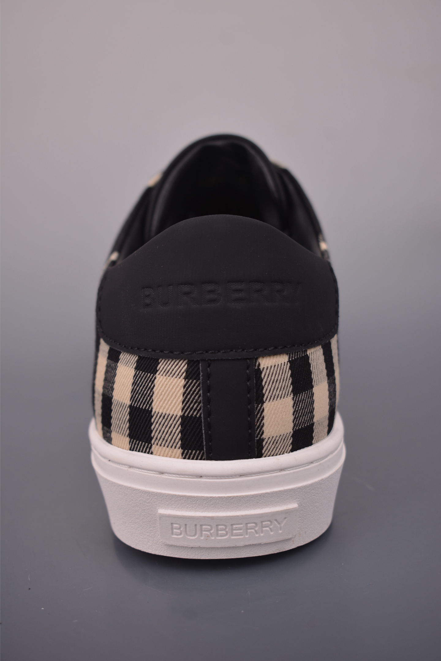 巴宝莉经典格纹皮革低帮休闲鞋板鞋小白鞋 8024052-High Quatity Cheap Brand wholesale wholesaler seller Clothes Bags handbags Sneakers Top Fashion Clothing Shoes from China Factory Chinese suppliers best Quality Beautiful Price 巴宝莉经典格纹皮革低帮休闲鞋板鞋小白鞋 8024052