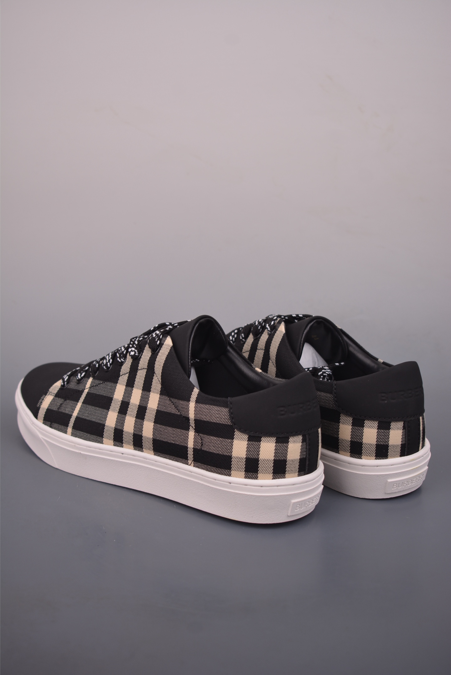 巴宝莉经典格纹皮革低帮休闲鞋板鞋小白鞋 8024052-High Quatity Cheap Brand wholesale wholesaler seller Clothes Bags handbags Sneakers Top Fashion Clothing Shoes from China Factory Chinese suppliers best Quality Beautiful Price 巴宝莉经典格纹皮革低帮休闲鞋板鞋小白鞋 8024052