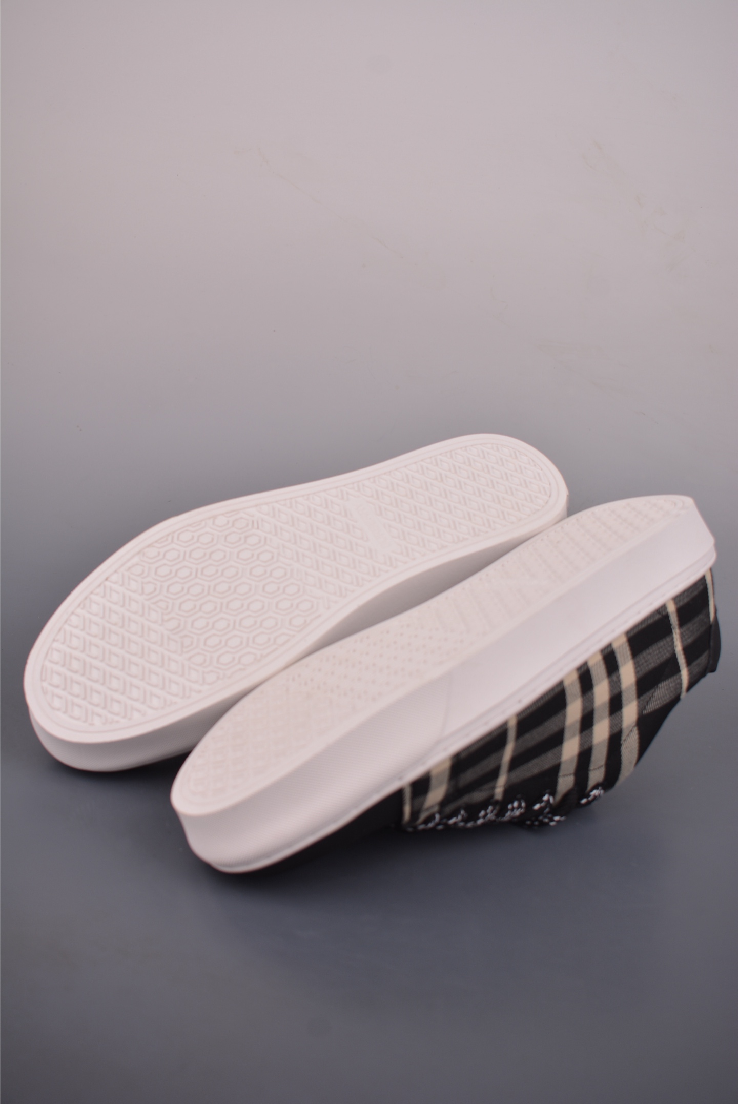 巴宝莉经典格纹皮革低帮休闲鞋板鞋小白鞋 8024052-High Quatity Cheap Brand wholesale wholesaler seller Clothes Bags handbags Sneakers Top Fashion Clothing Shoes from China Factory Chinese suppliers best Quality Beautiful Price 巴宝莉经典格纹皮革低帮休闲鞋板鞋小白鞋 8024052