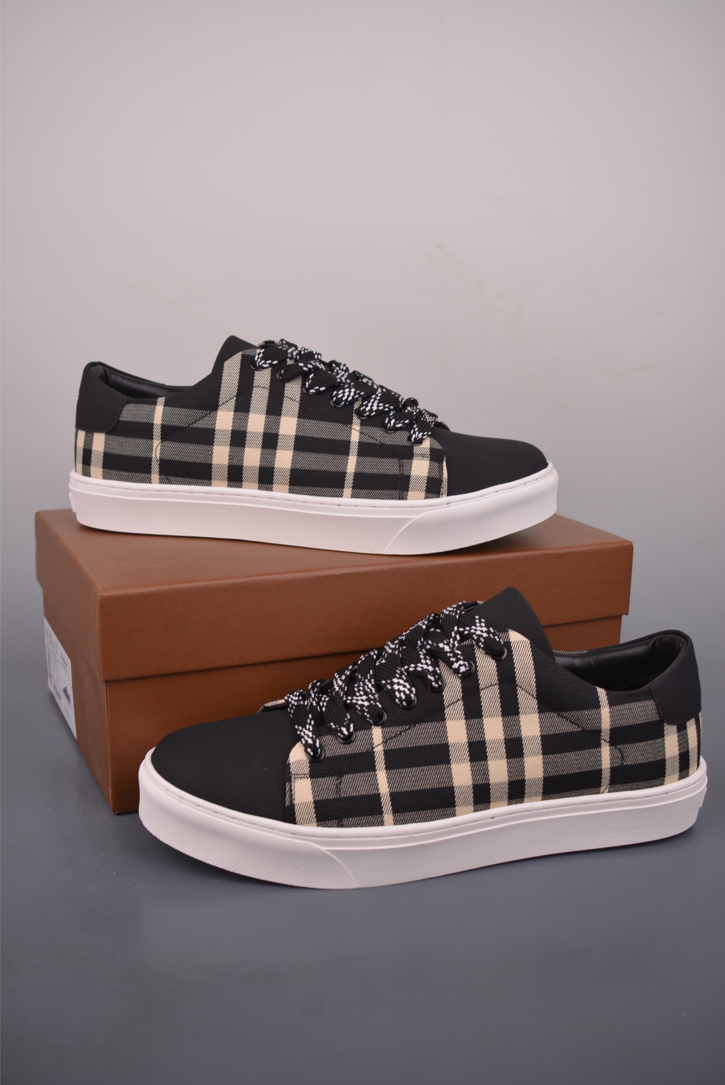 巴宝莉经典格纹皮革低帮休闲鞋板鞋小白鞋 8024052-High Quatity Cheap Brand wholesale wholesaler seller Clothes Bags handbags Sneakers Top Fashion Clothing Shoes from China Factory Chinese suppliers best Quality Beautiful Price 巴宝莉经典格纹皮革低帮休闲鞋板鞋小白鞋 8024052