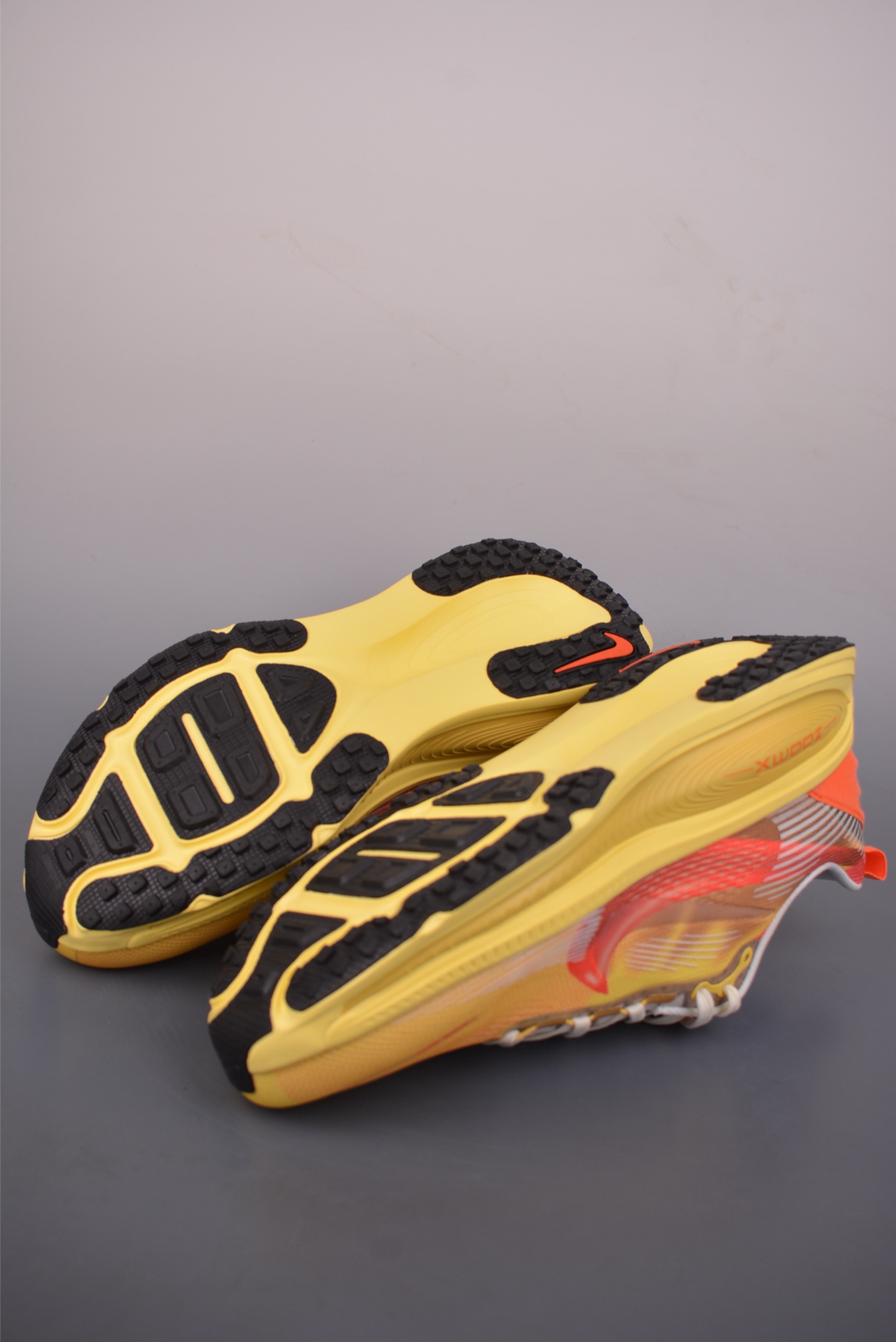 Nike Air Zoom Vomero PLUS 全新科技提前原鞋开发 运动跑鞋 IH3576-999