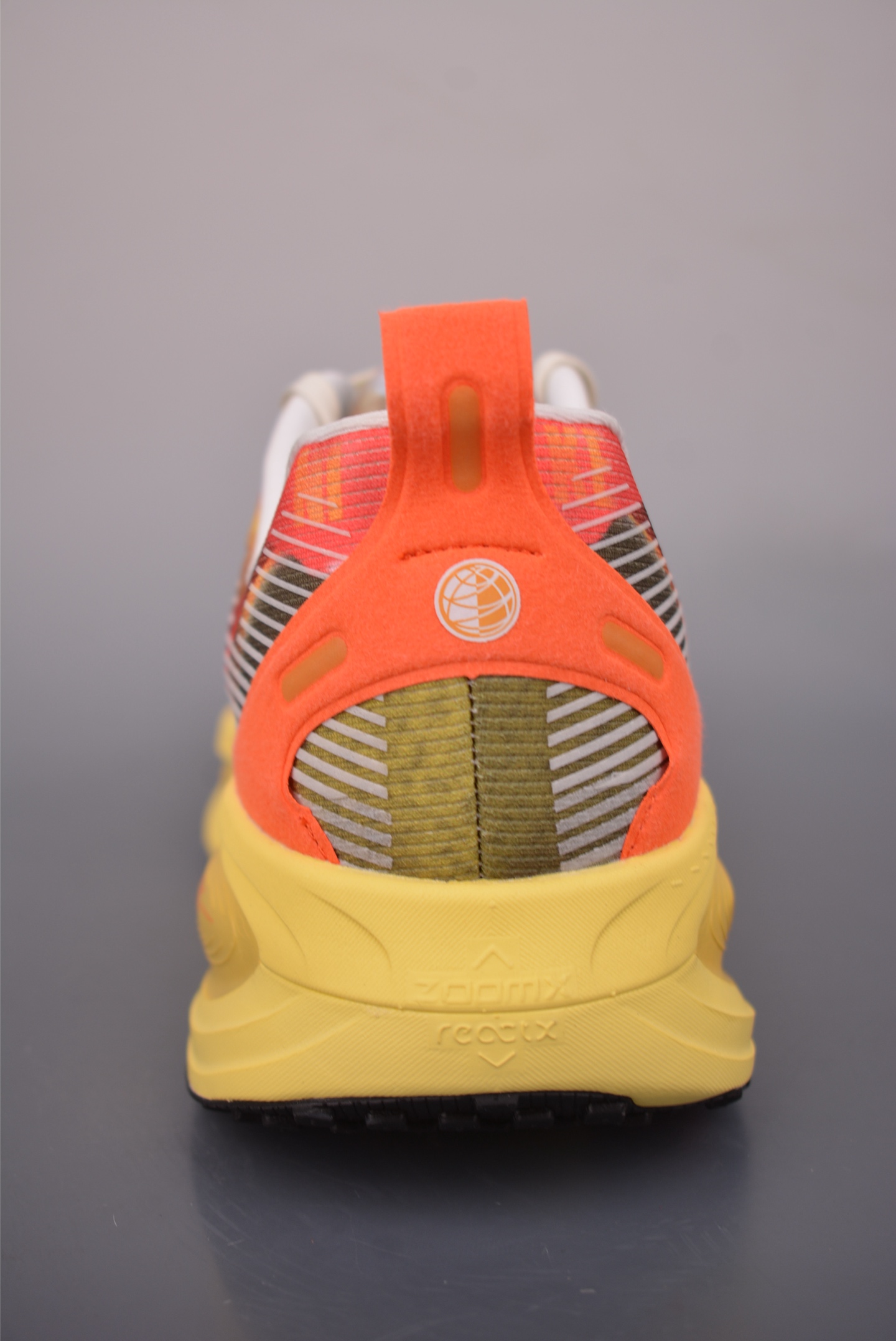 Nike Air Zoom Vomero PLUS 全新科技提前原鞋开发 运动跑鞋 IH3576-999