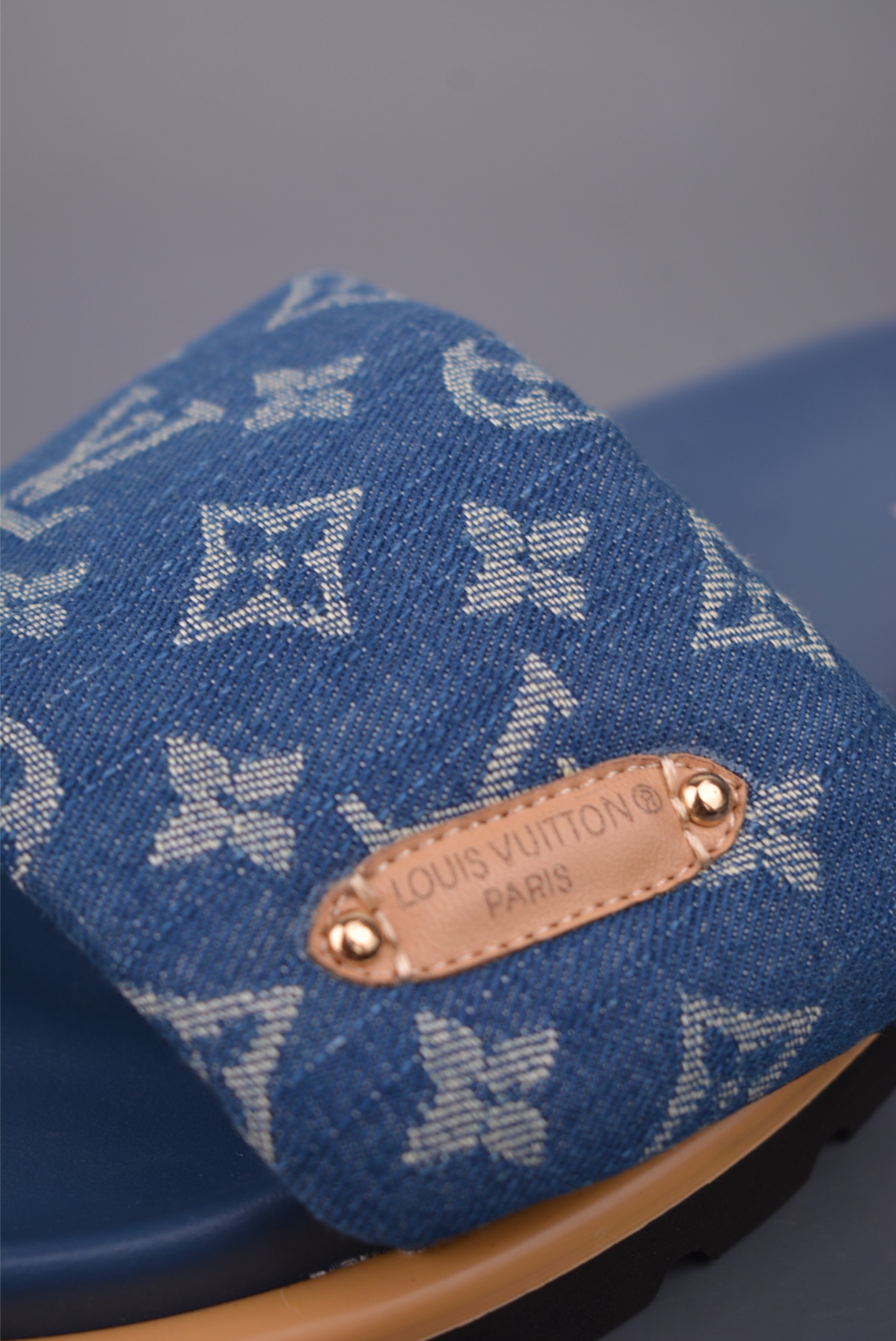 Louis Vuitton 2026专柜 春夏新款 LV情侣厚底魔术贴拖鞋明星同款 AG2U7
