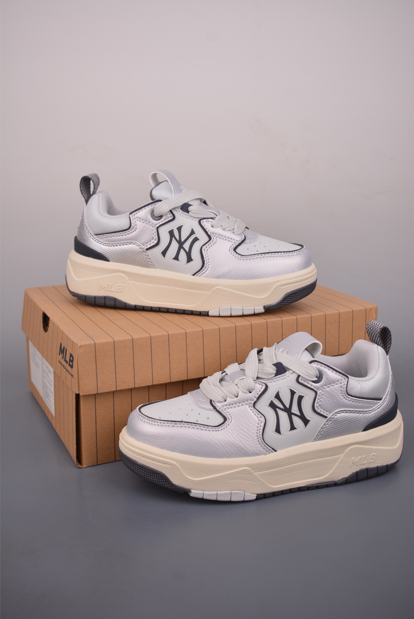 MLB CHUNKY CURVE LINER 纽约洋基队 潮流时尚厚底运动鞋 3ASXM096N-High Quatity Cheap Brand wholesale wholesaler seller Clothes Bags handbags Sneakers Top Fashion Clothing Shoes from China Factory Chinese suppliers best Quality Beautiful Price MLB CHUNKY CURVE LINER 纽约洋基队 潮流时尚厚底运动鞋 3ASXM096N