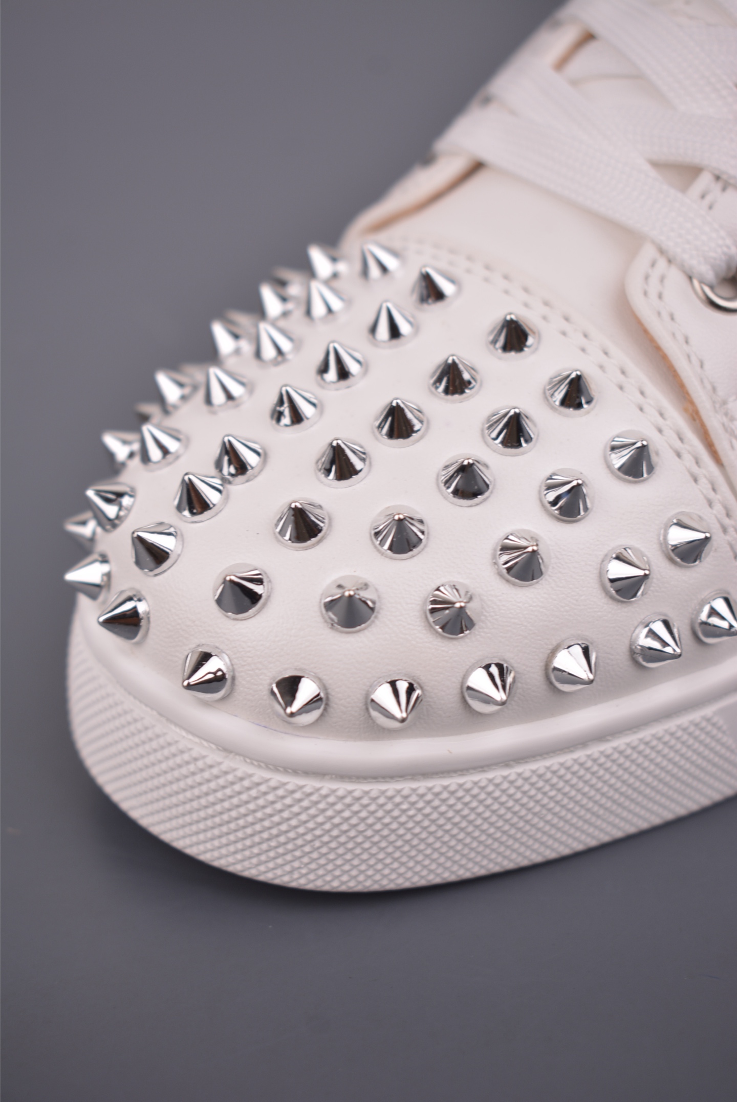 法国品牌Christian Louboutin CL（路铂廷） 红底鞋 男鞋低帮红底鞋水钻系带运动休闲板鞋 VERSION3633