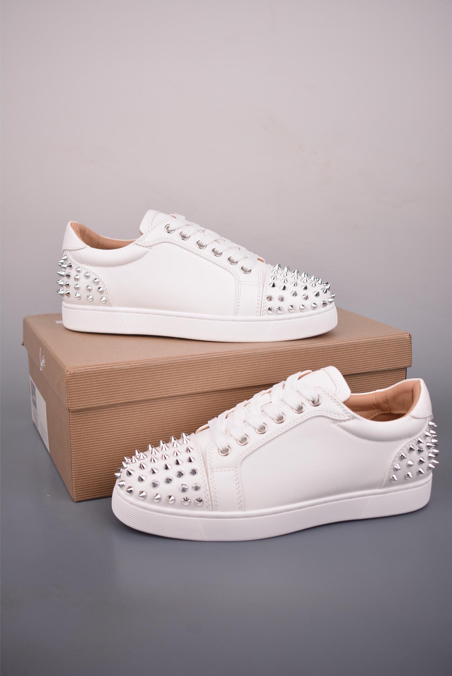 法国品牌Christian Louboutin CL（路铂廷） 红底鞋 男鞋低帮红底鞋水钻系带运动休闲板鞋 VERSION3633