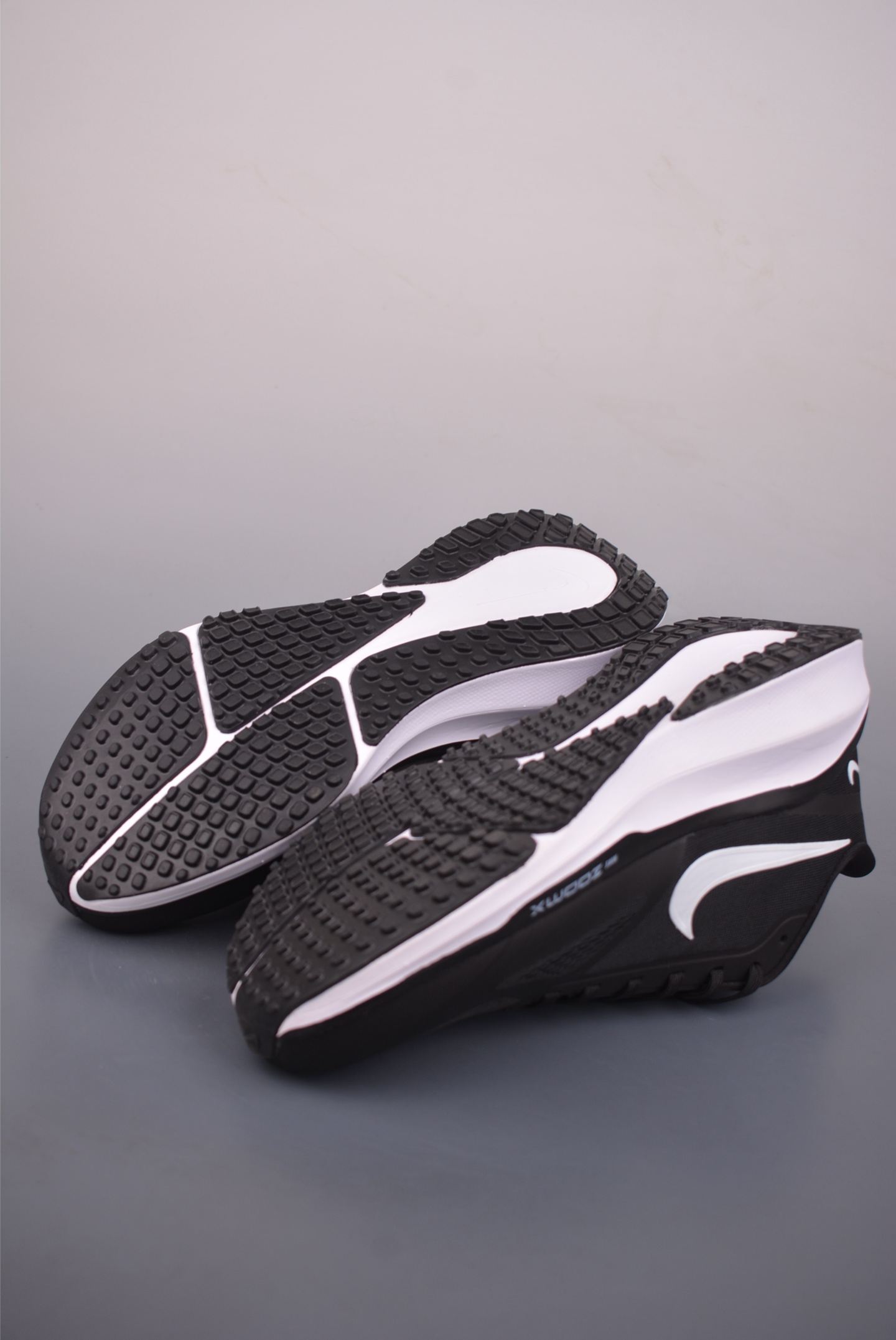 Nike Zoom Winflo 登月网面透气跑步鞋 YB2528