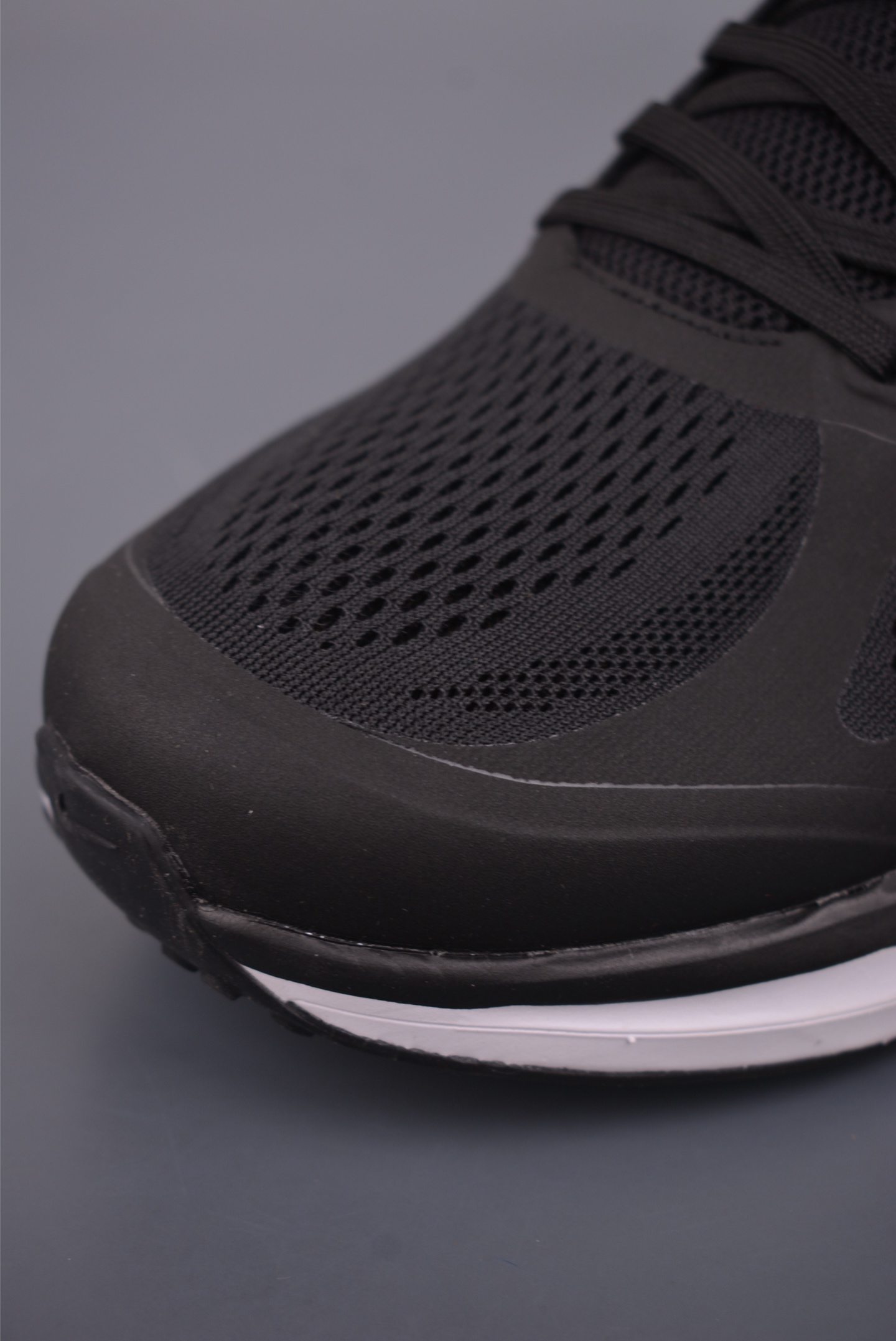 Nike Zoom Winflo 登月网面透气跑步鞋 YB2528