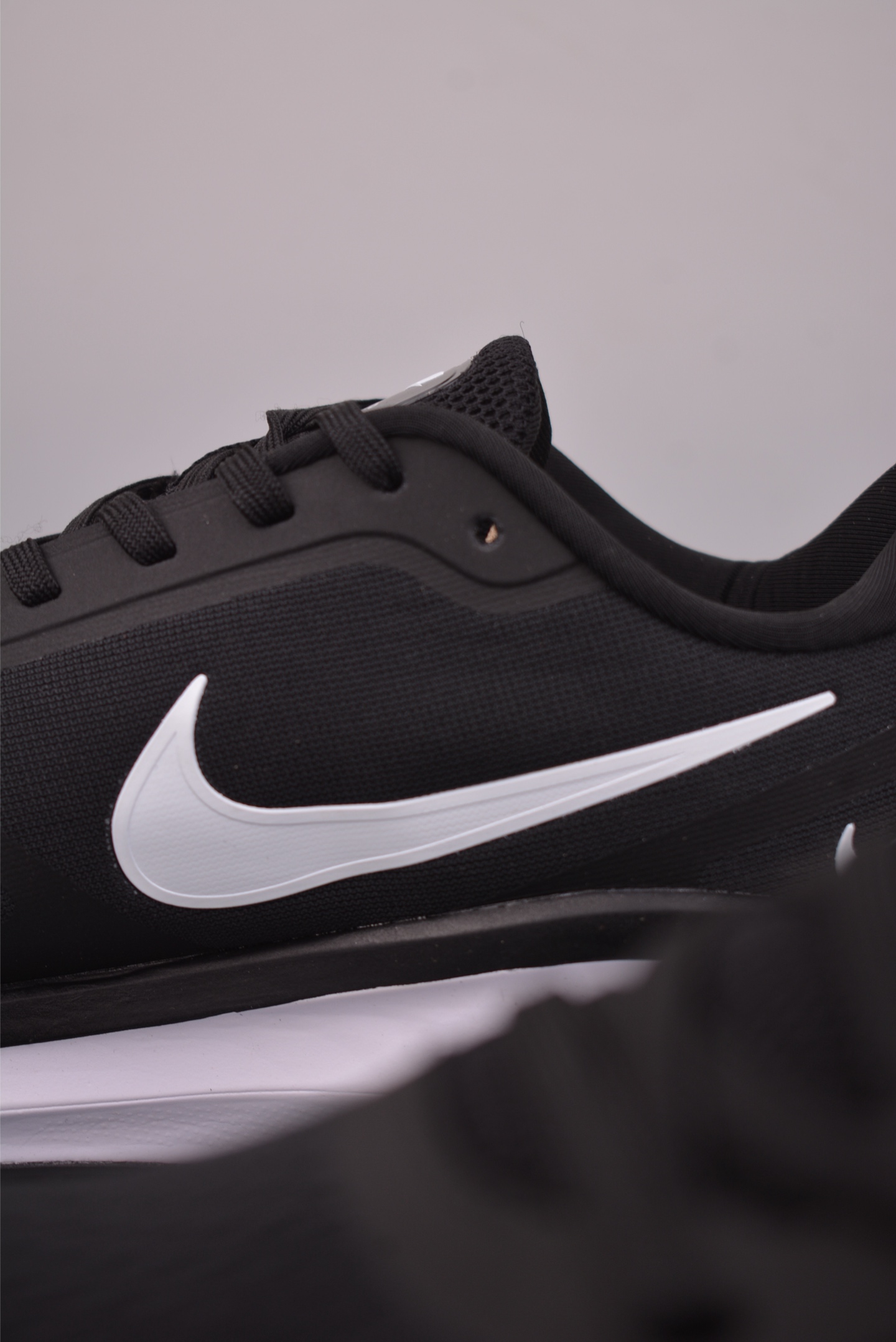 Nike Zoom Winflo 登月网面透气跑步鞋 YB2528