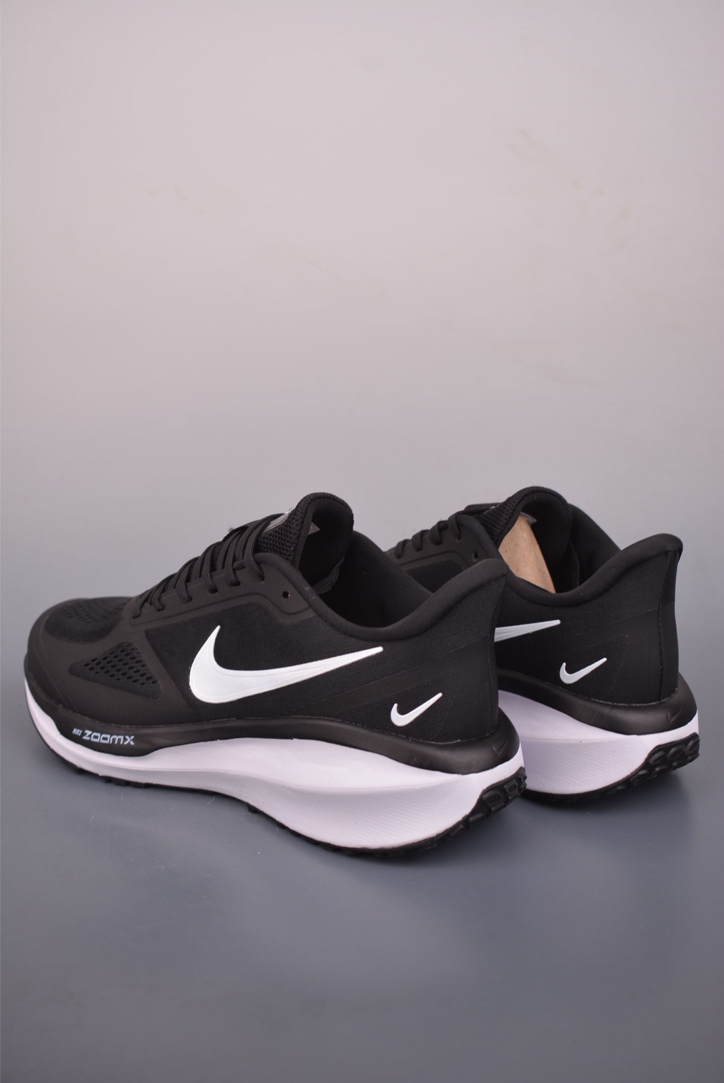 Nike Zoom Winflo 登月网面透气跑步鞋 YB2528