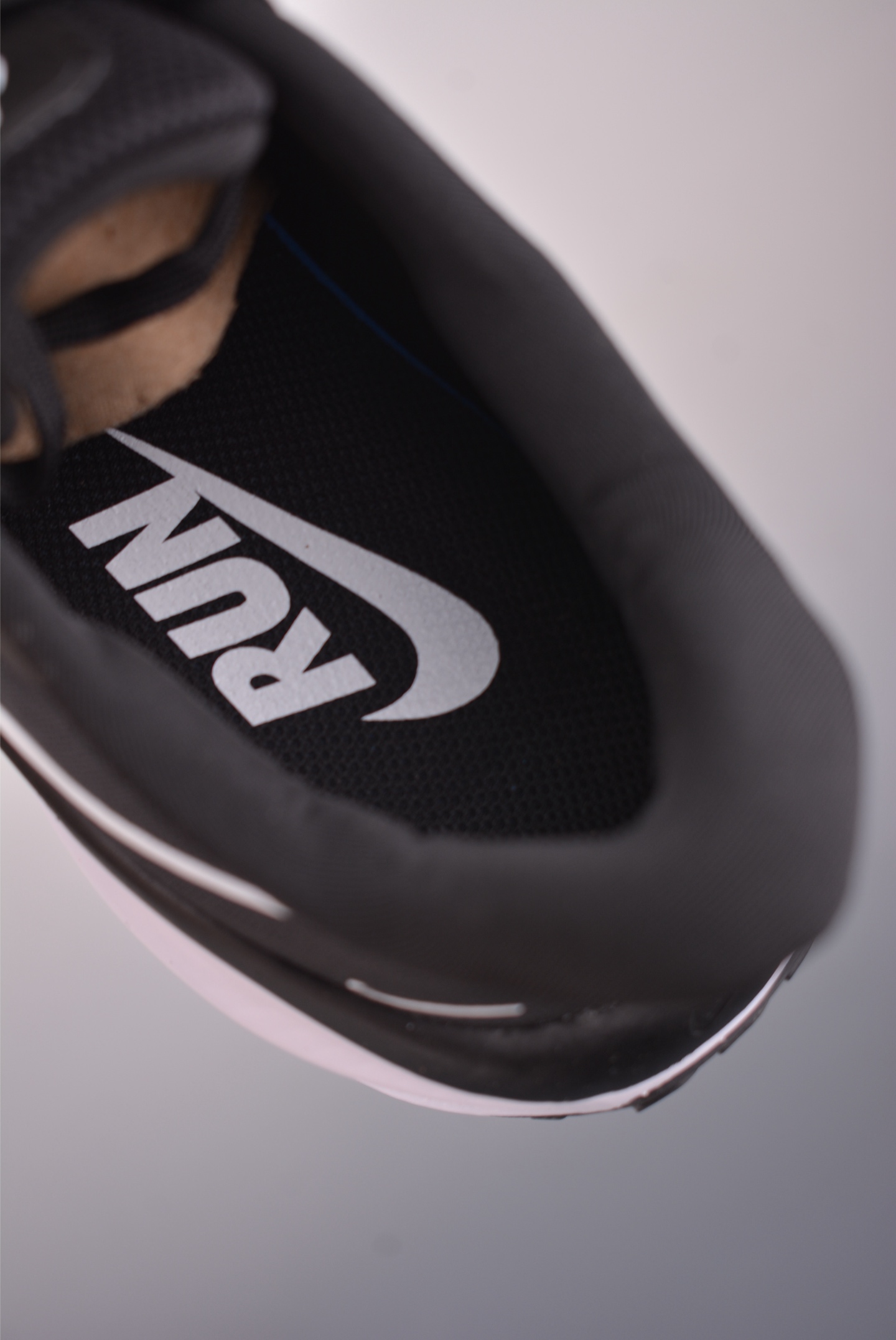 Nike Zoom Winflo 登月网面透气跑步鞋 YB2528