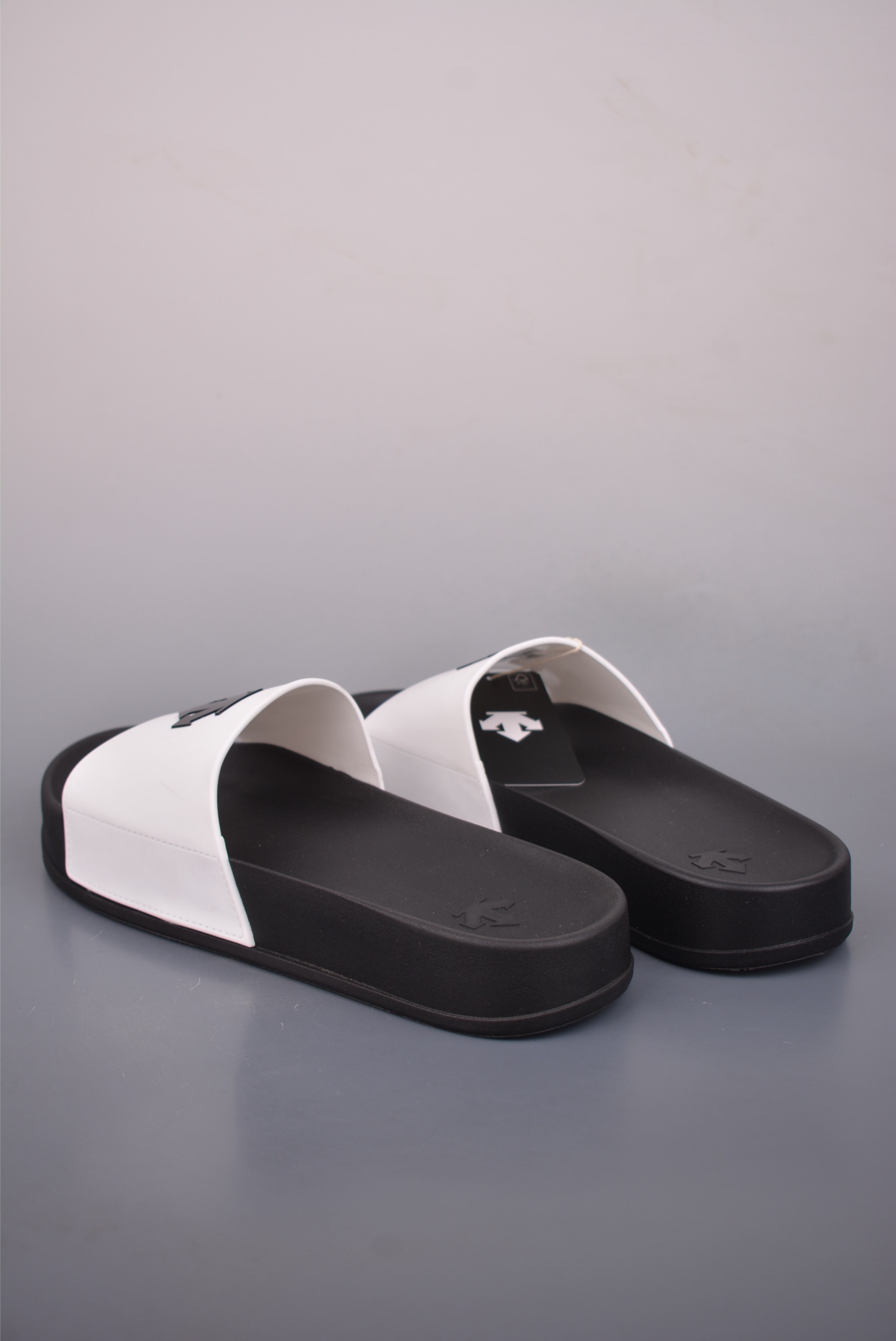 迪桑特DESCENTE Lcing Nars 百搭柔软 防滑一字拖鞋 D4431LCR23-High Quatity Cheap Brand wholesale wholesaler seller Clothes Bags handbags Sneakers Top Fashion Clothing Shoes from China Factory Chinese suppliers best Quality Beautiful Price 迪桑特DESCENTE Lcing Nars 百搭柔软 防滑一字拖鞋 D4431LCR23