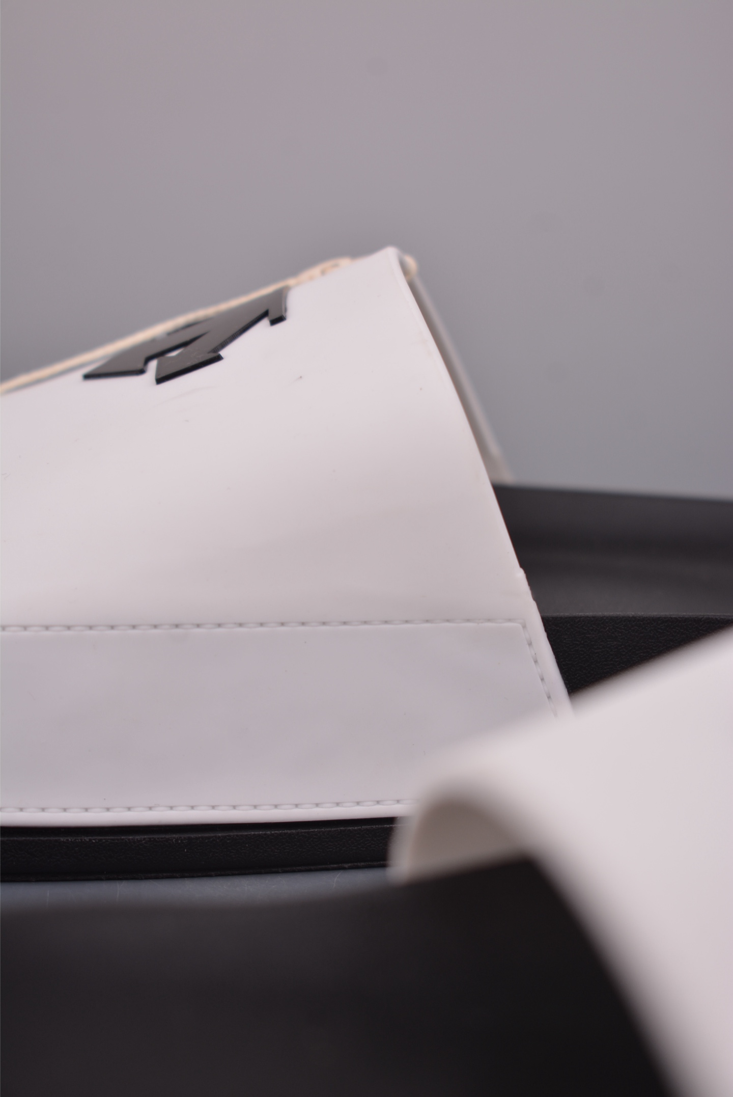 迪桑特DESCENTE Lcing Nars 百搭柔软 防滑一字拖鞋 D4431LCR23-High Quatity Cheap Brand wholesale wholesaler seller Clothes Bags handbags Sneakers Top Fashion Clothing Shoes from China Factory Chinese suppliers best Quality Beautiful Price 迪桑特DESCENTE Lcing Nars 百搭柔软 防滑一字拖鞋 D4431LCR23