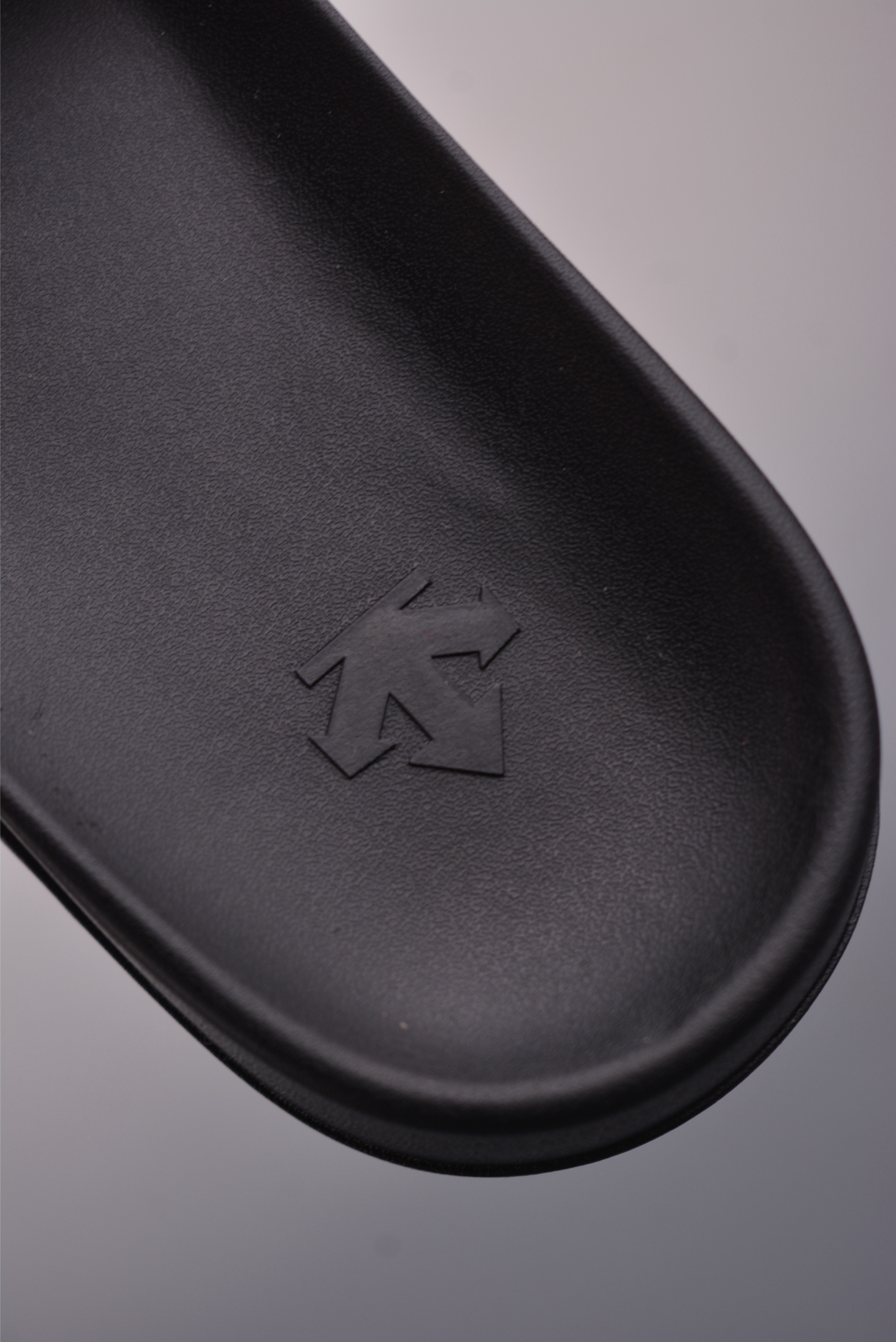 迪桑特DESCENTE Lcing Nars 百搭柔软 防滑一字拖鞋 D4431LCR23-High Quatity Cheap Brand wholesale wholesaler seller Clothes Bags handbags Sneakers Top Fashion Clothing Shoes from China Factory Chinese suppliers best Quality Beautiful Price 迪桑特DESCENTE Lcing Nars 百搭柔软 防滑一字拖鞋 D4431LCR23