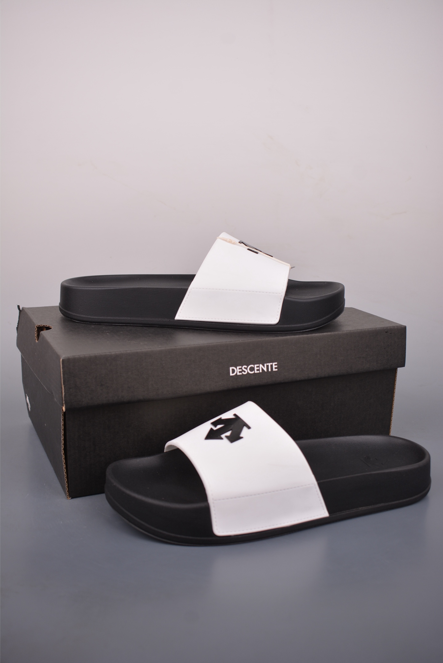 迪桑特DESCENTE Lcing Nars 百搭柔软 防滑一字拖鞋 D4431LCR23-High Quatity Cheap Brand wholesale wholesaler seller Clothes Bags handbags Sneakers Top Fashion Clothing Shoes from China Factory Chinese suppliers best Quality Beautiful Price 迪桑特DESCENTE Lcing Nars 百搭柔软 防滑一字拖鞋 D4431LCR23