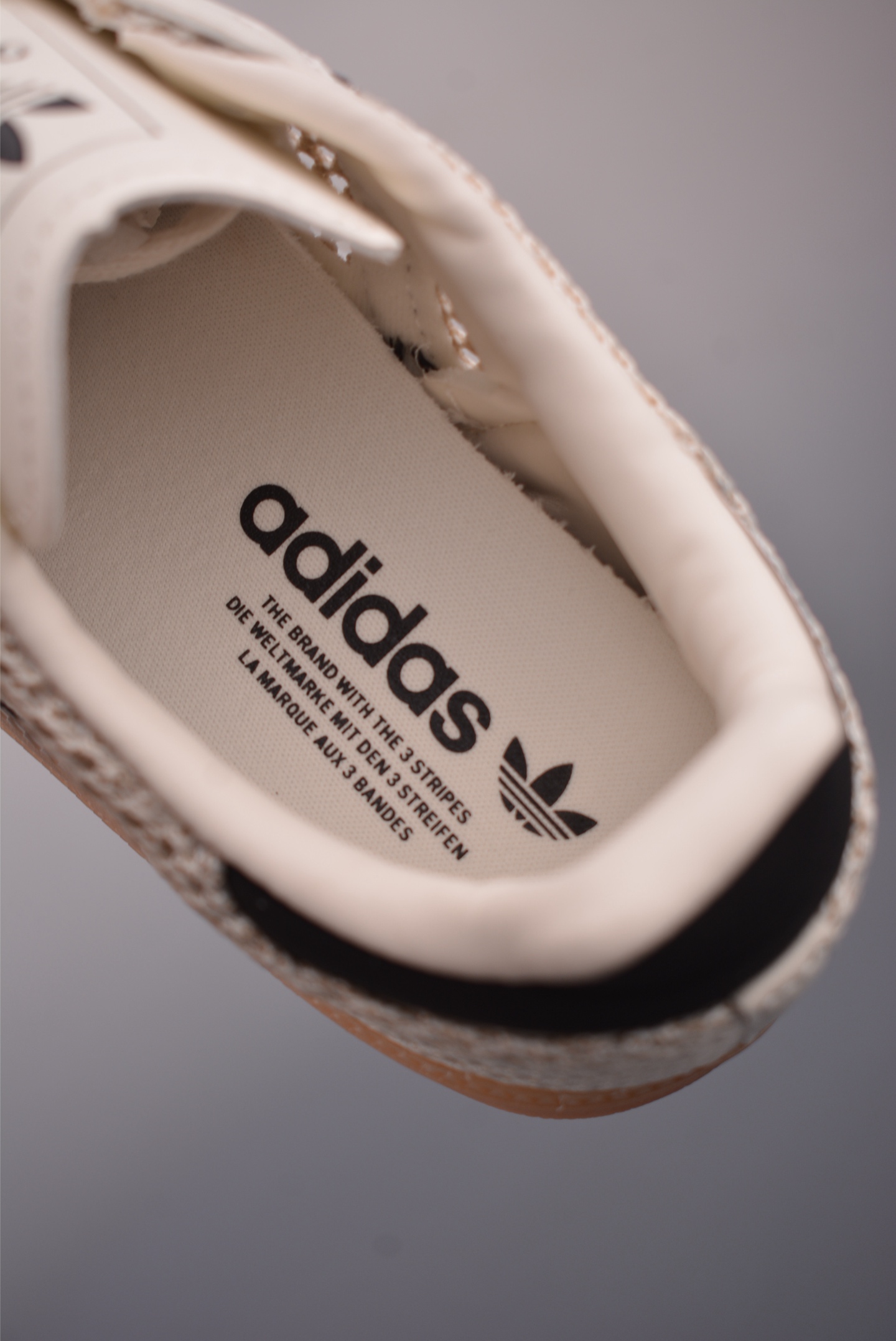 Adidas三叶草SAMBA 休闲板鞋 IH4003-High Quatity Cheap Brand wholesale wholesaler seller Clothes Bags handbags Sneakers Top Fashion Clothing Shoes from China Factory Chinese suppliers best Quality Beautiful Price Adidas三叶草SAMBA 休闲板鞋 IH4003