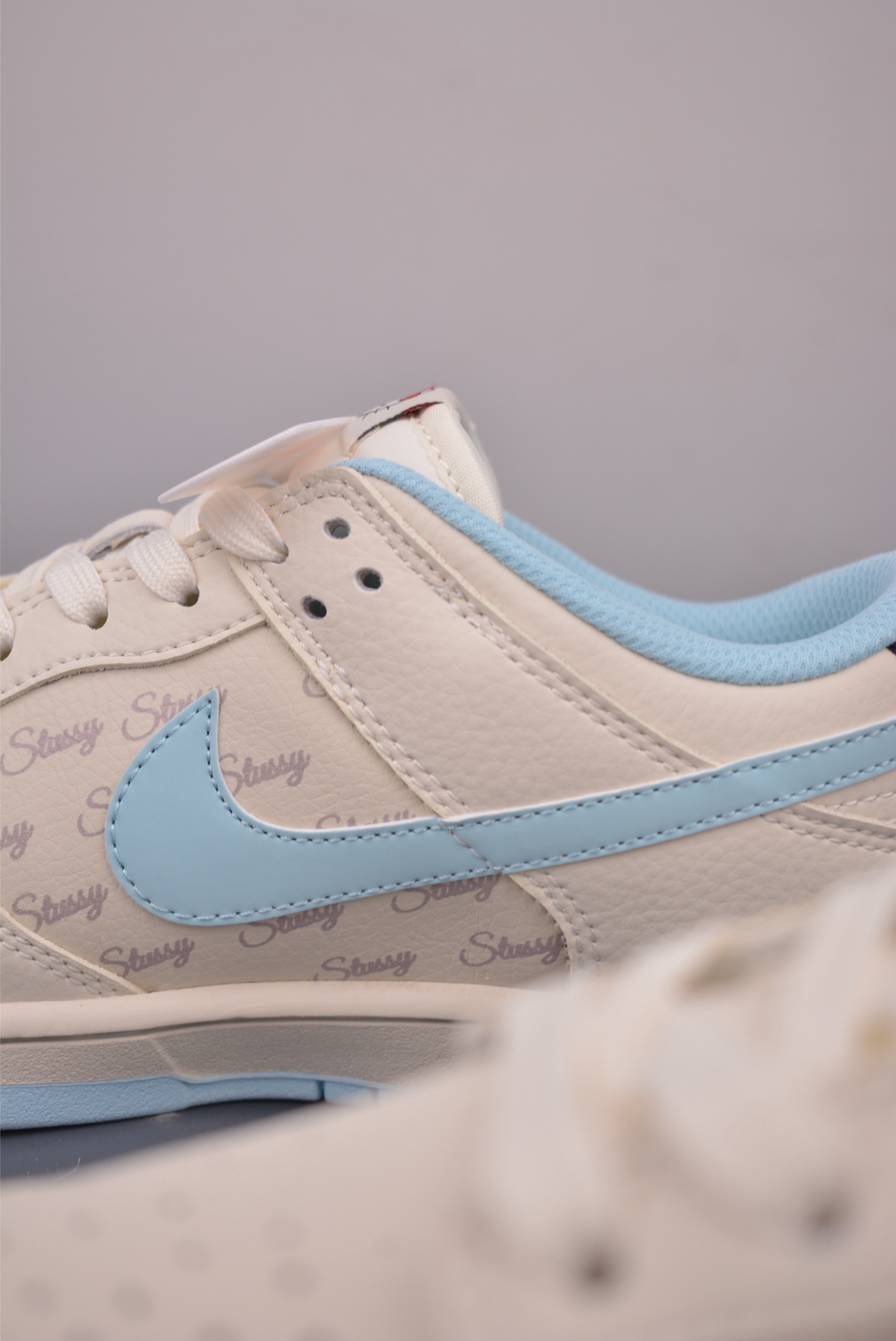 Nike SB Dunk Low Hello Kitty联名 CG6688-010