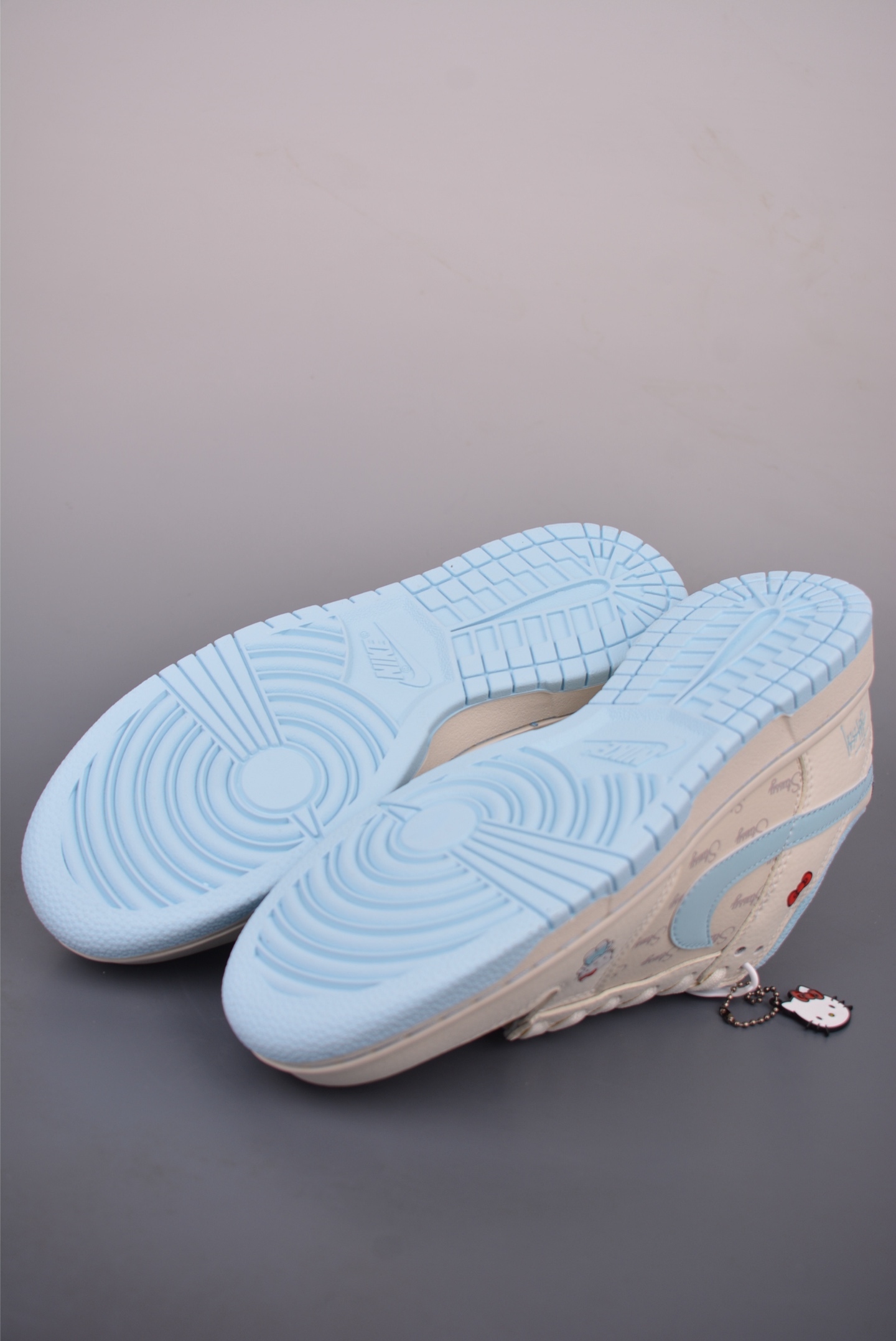 Nike SB Dunk Low Hello Kitty联名 CG6688-010