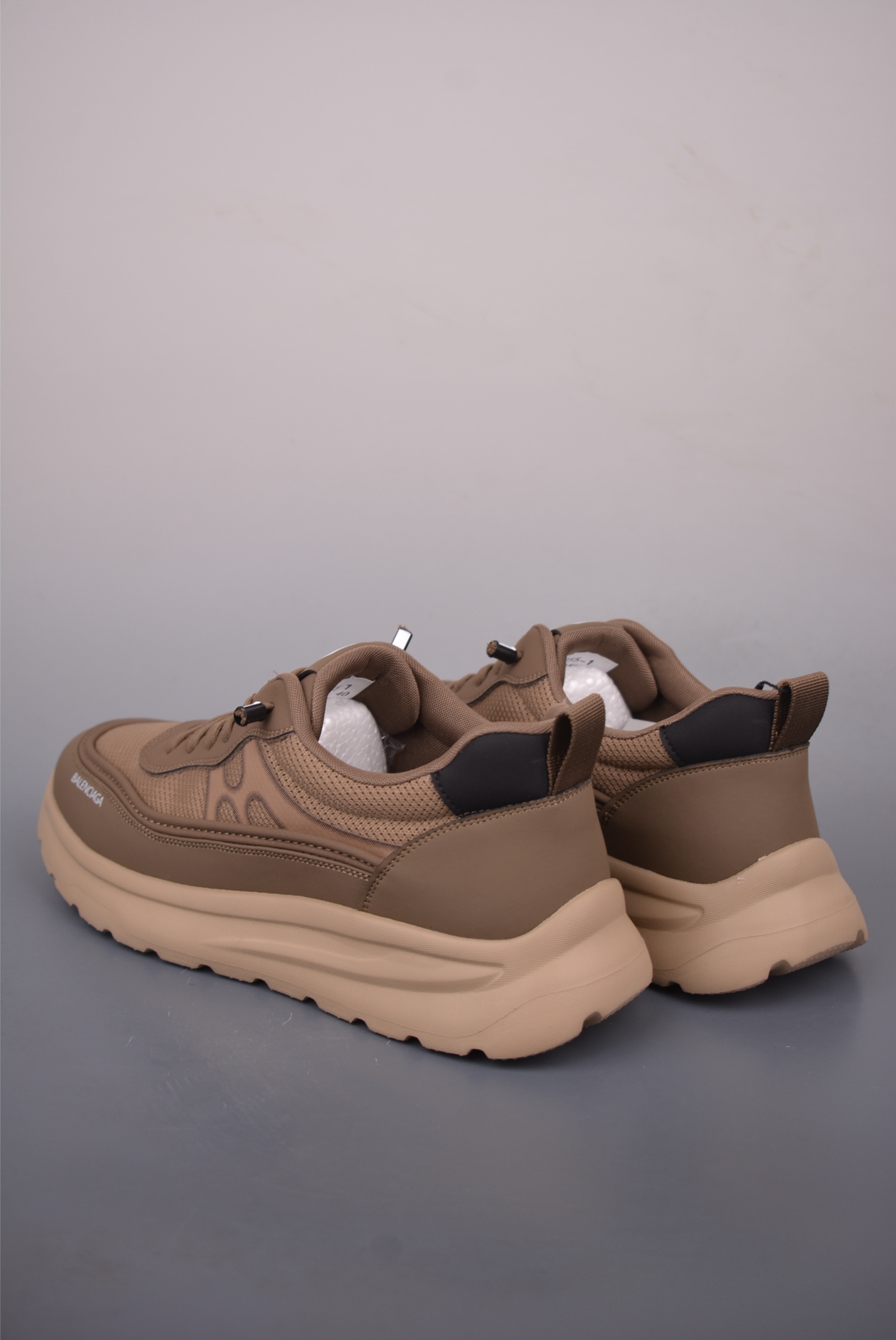 Balenciaga巴黎世家 低帮潮流风百搭休闲运动鞋 ECBA800463C Balenciaga巴黎世家 低帮潮流风百搭休闲运动鞋 ECBA800463C