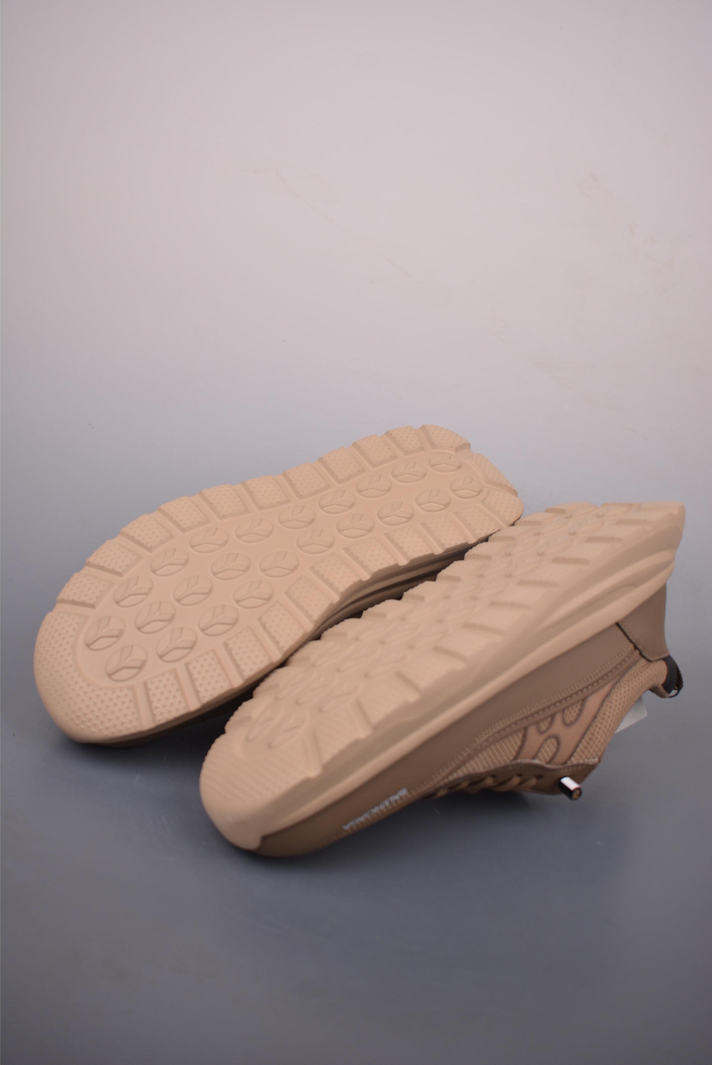 Balenciaga巴黎世家 低帮潮流风百搭休闲运动鞋 ECBA800463C Balenciaga巴黎世家 低帮潮流风百搭休闲运动鞋 ECBA800463C