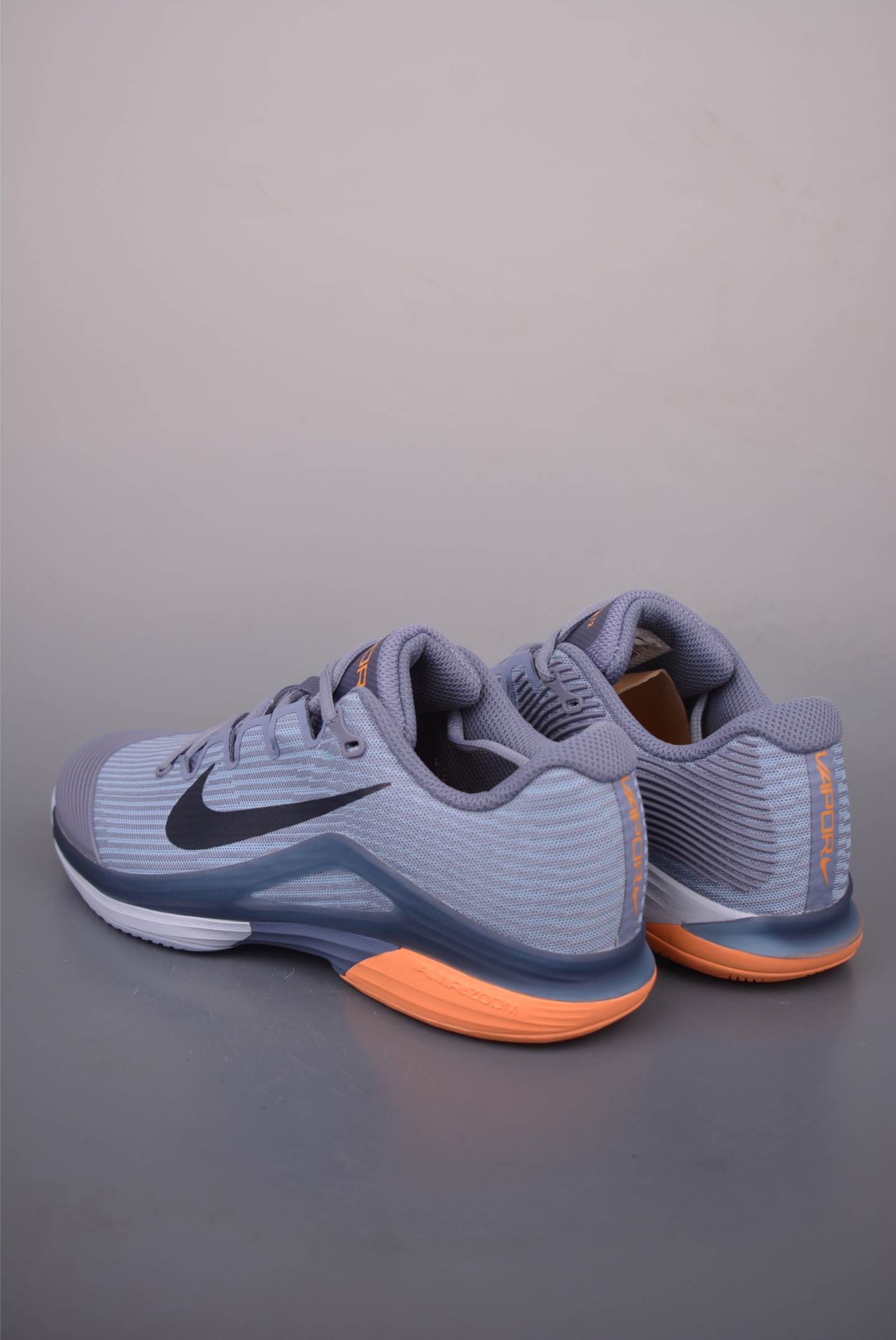 Nike Vapor 12 减震防滑透气 低帮网球鞋 中底泡棉记忆回弹 鞋身独特排水槽设计 FV5552-400 Nike Vapor 12 减震防滑透气 低帮网球鞋 中底泡棉记忆回弹 鞋身独特排水槽设计 FV5552-400