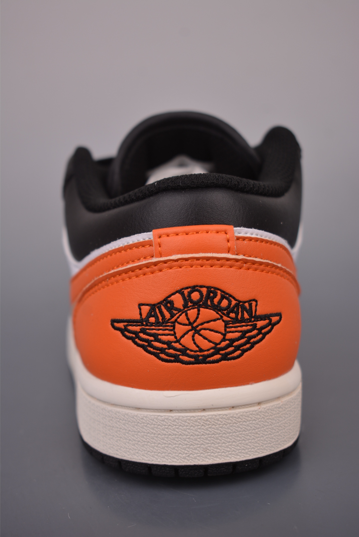 Air Jordan 1 Low 黑白橙 AJ1乔1低帮休闲板鞋 553558-081-Top High Quatity Cheap Sneakers Fashion Clothing Clothes Bags handbags Shoes of all Brand wholesale With The best Quality And Beautiful Price from China Factory Chinese suppliers wholesaler seller Air Jordan 1 Low 黑白橙 AJ1乔1低帮休闲板鞋 553558-081