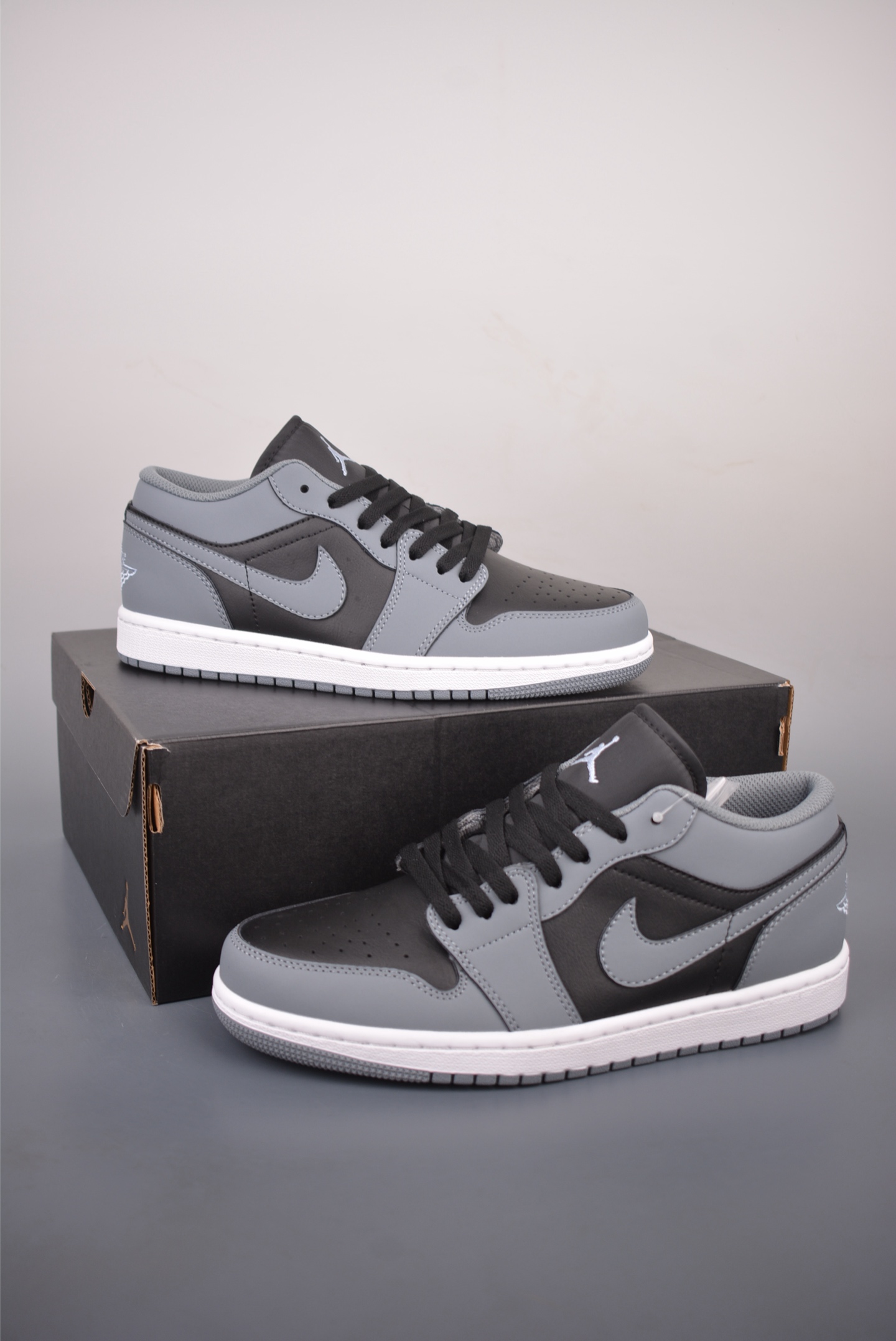 Air Jordan 1 Low 灰黑 AJ1乔1低帮休闲板鞋 IU7550-065-Top High Quatity Cheap Sneakers Fashion Clothing Clothes Bags handbags Shoes of all Brand wholesale With The best Quality And Beautiful Price from China Factory Chinese suppliers wholesaler seller Air Jordan 1 Low 灰黑 AJ1乔1低帮休闲板鞋 IU7550-065