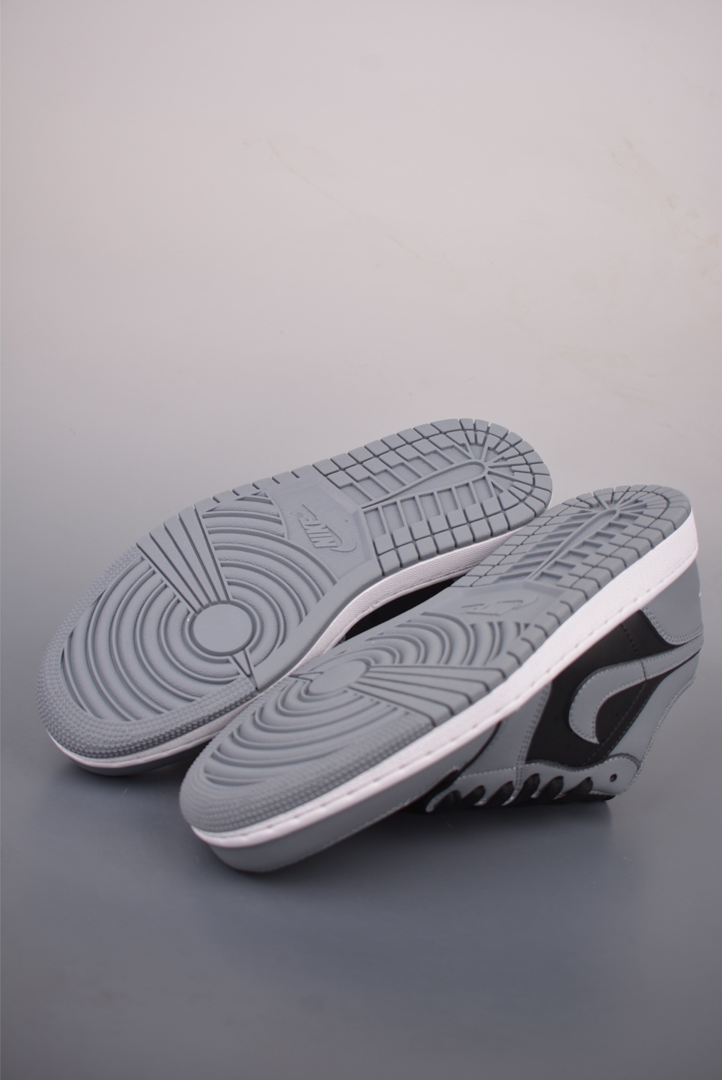 Air Jordan 1 Low 灰黑 AJ1乔1低帮休闲板鞋 IU7550-065-Top High Quatity Cheap Sneakers Fashion Clothing Clothes Bags handbags Shoes of all Brand wholesale With The best Quality And Beautiful Price from China Factory Chinese suppliers wholesaler seller Air Jordan 1 Low 灰黑 AJ1乔1低帮休闲板鞋 IU7550-065