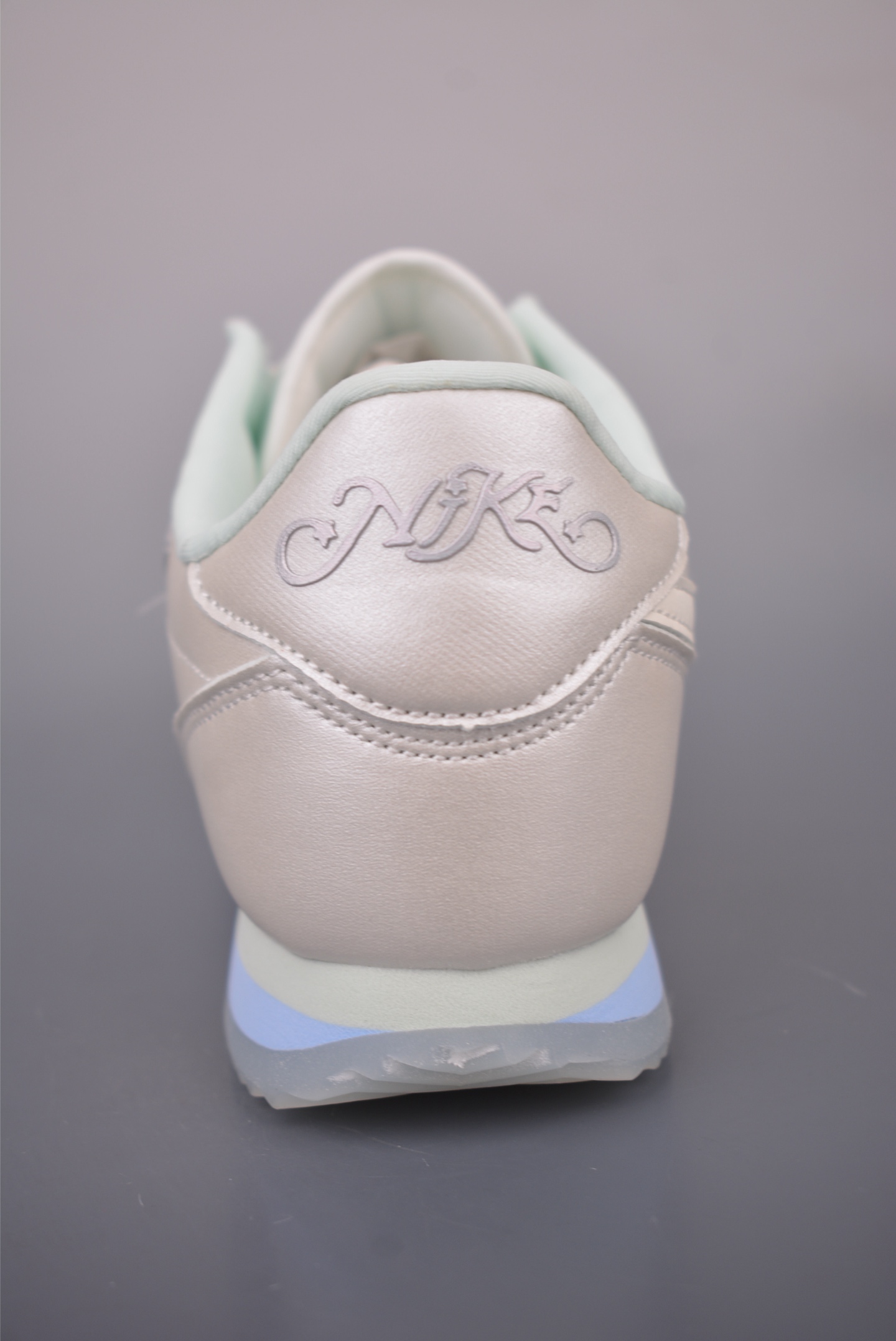 原装渠道订单 实体充正操作 Nike Classic Cortez Leather 秉承元年款经典风格 IU0528-114