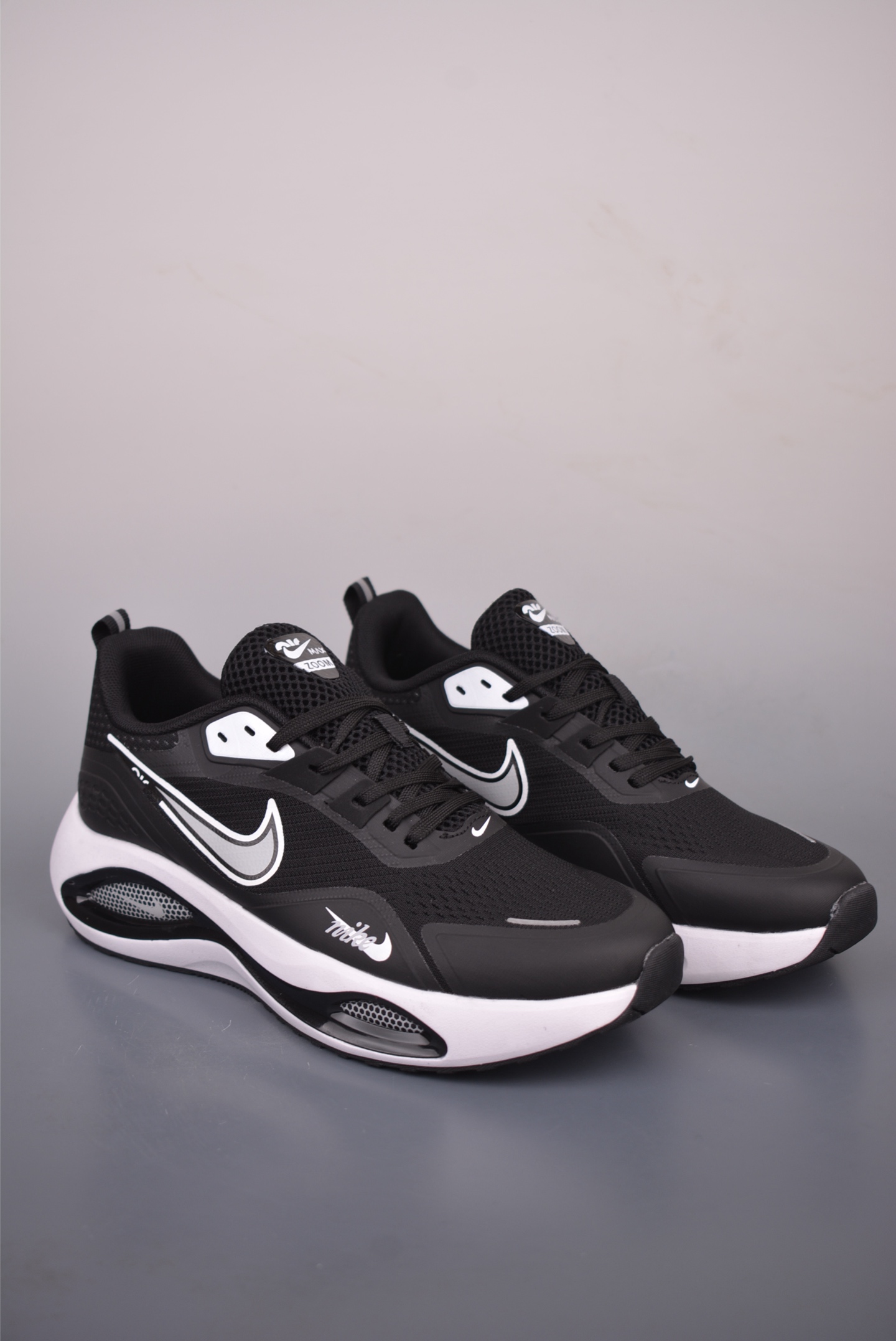 Nike Zoom Winflo 40 登月网面透气跑步鞋 DA983633