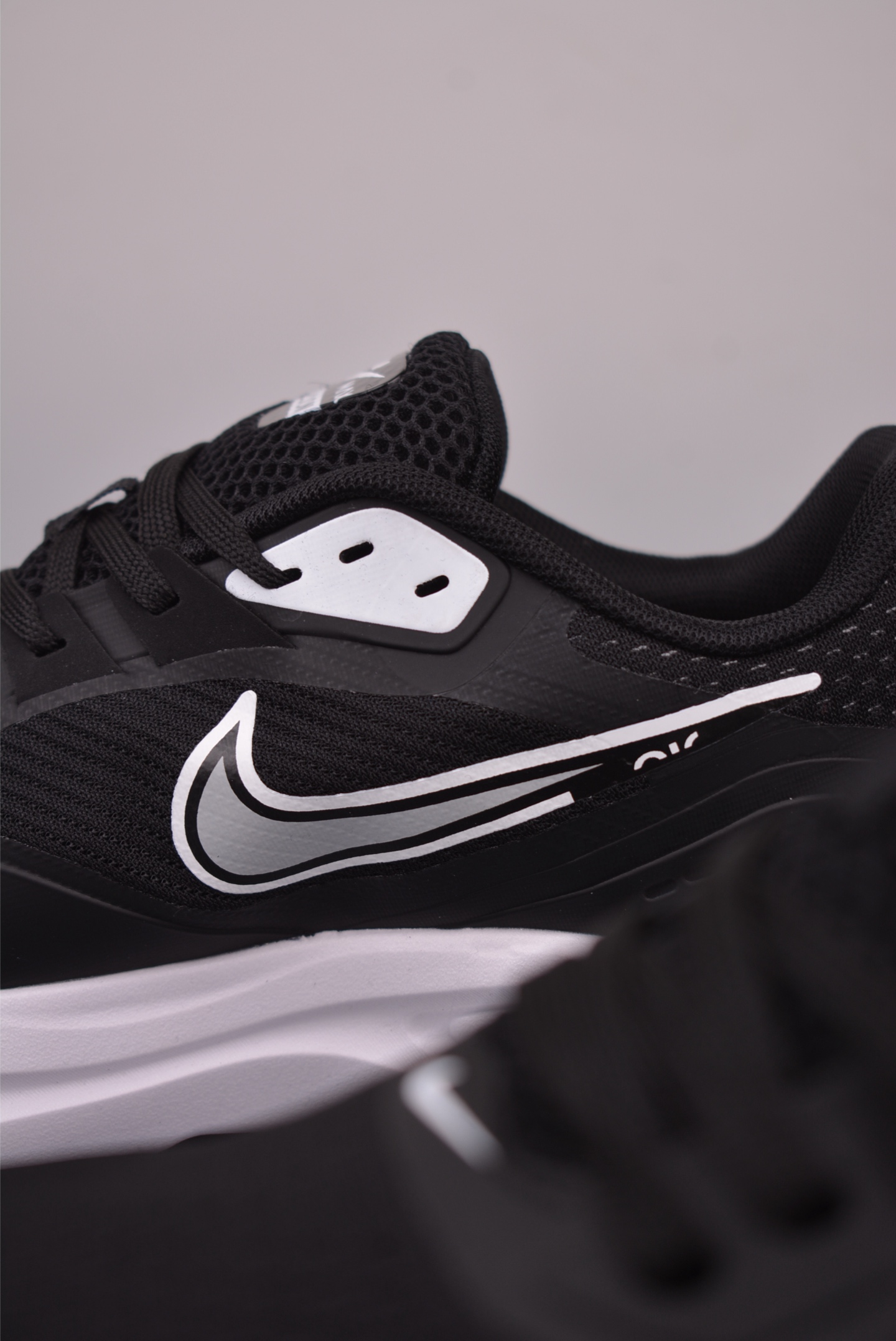 Nike Zoom Winflo 40 登月网面透气跑步鞋 DA983633