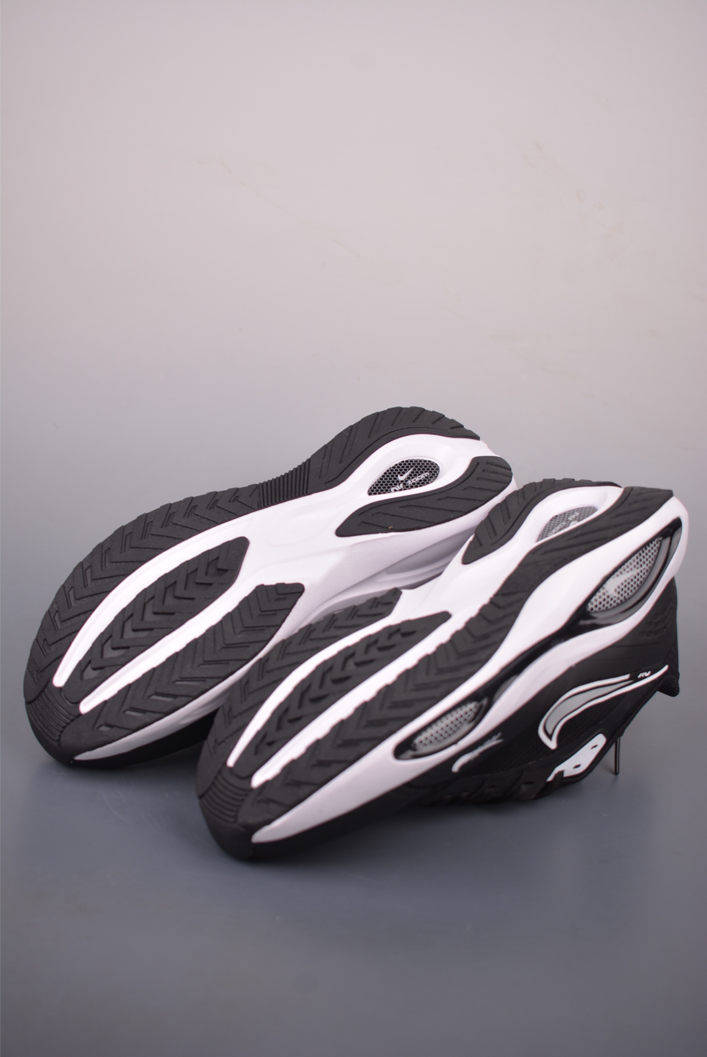 Nike Zoom Winflo 40 登月网面透气跑步鞋 DA983633