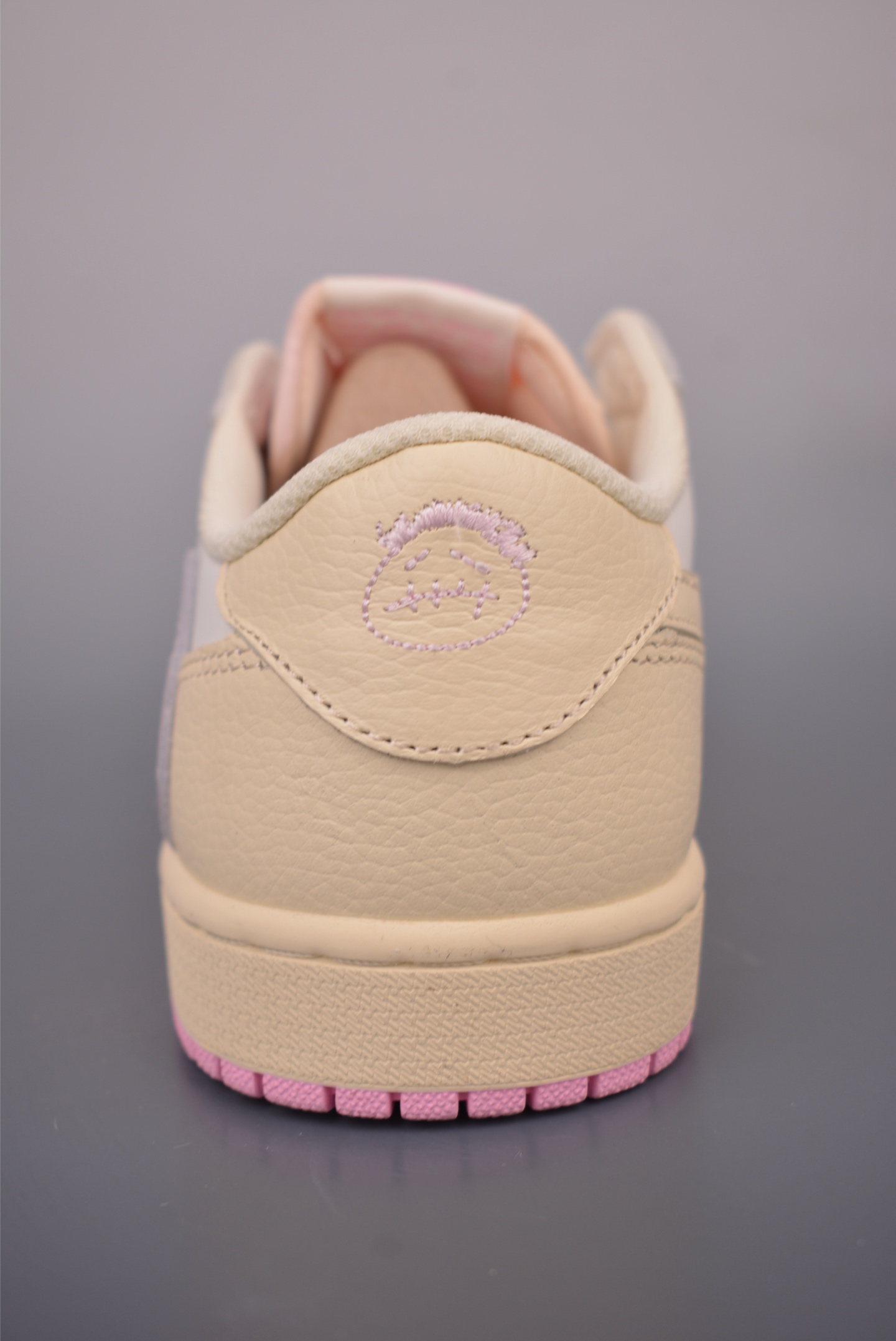 Fragment x Travis Scott x Air Jordan 1 Low 三方联名倒钩 全新的三方联名低帮倒钩鞋面 IQ7604-100-Top High Quatity Cheap Sneakers Fashion Clothing Clothes Bags handbags Shoes of all Brand wholesale With The best Quality And Beautiful Price from China Factory Chinese suppliers wholesaler seller Fragment x Travis Scott x Air Jordan 1 Low 三方联名倒钩 全新的三方联名低帮倒钩鞋面 IQ7604-100