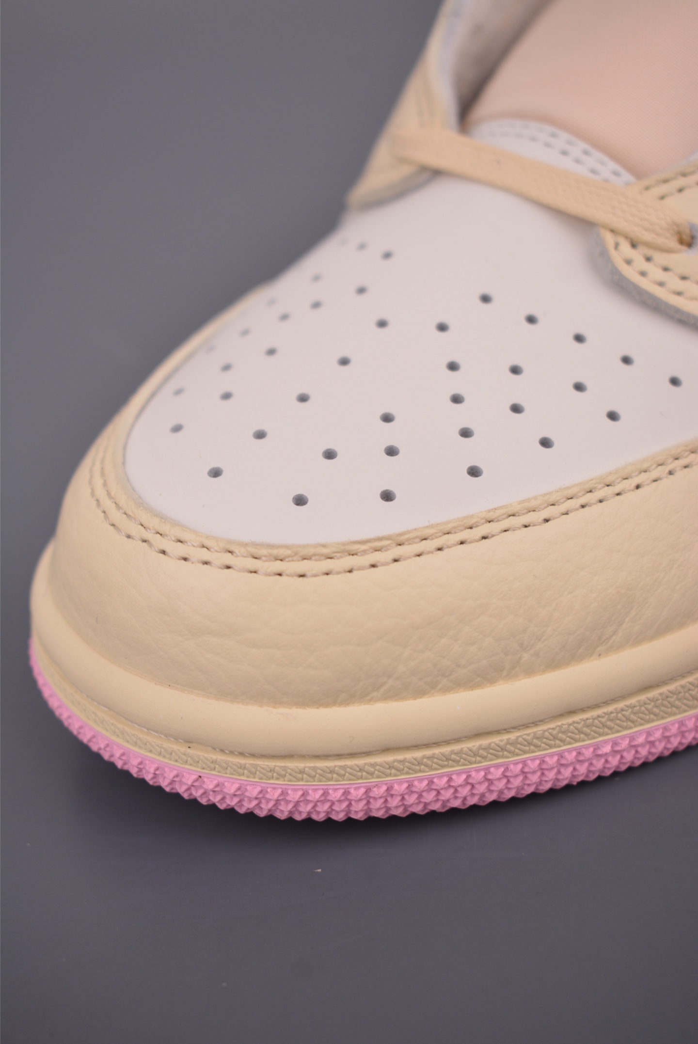 Fragment x Travis Scott x Air Jordan 1 Low 三方联名倒钩 全新的三方联名低帮倒钩鞋面 IQ7604-100-Top High Quatity Cheap Sneakers Fashion Clothing Clothes Bags handbags Shoes of all Brand wholesale With The best Quality And Beautiful Price from China Factory Chinese suppliers wholesaler seller Fragment x Travis Scott x Air Jordan 1 Low 三方联名倒钩 全新的三方联名低帮倒钩鞋面 IQ7604-100