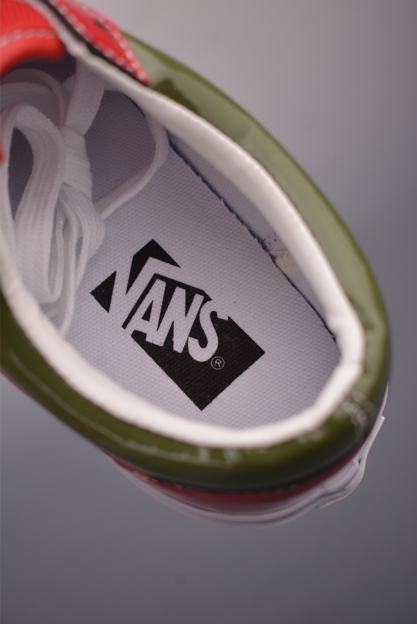 Vans Premium Old Skool 范斯 漆皮休闲板鞋 红绿撞色 VN000D9RGAH Vans Premium Old Skool 范斯 漆皮休闲板鞋 红绿撞色 VN000D9RGAH