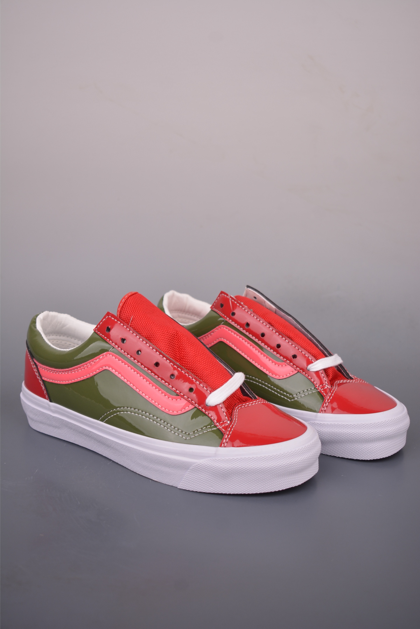 Vans Premium Old Skool 范斯 漆皮休闲板鞋 红绿撞色 VN000D9RGAH Vans Premium Old Skool 范斯 漆皮休闲板鞋 红绿撞色 VN000D9RGAH